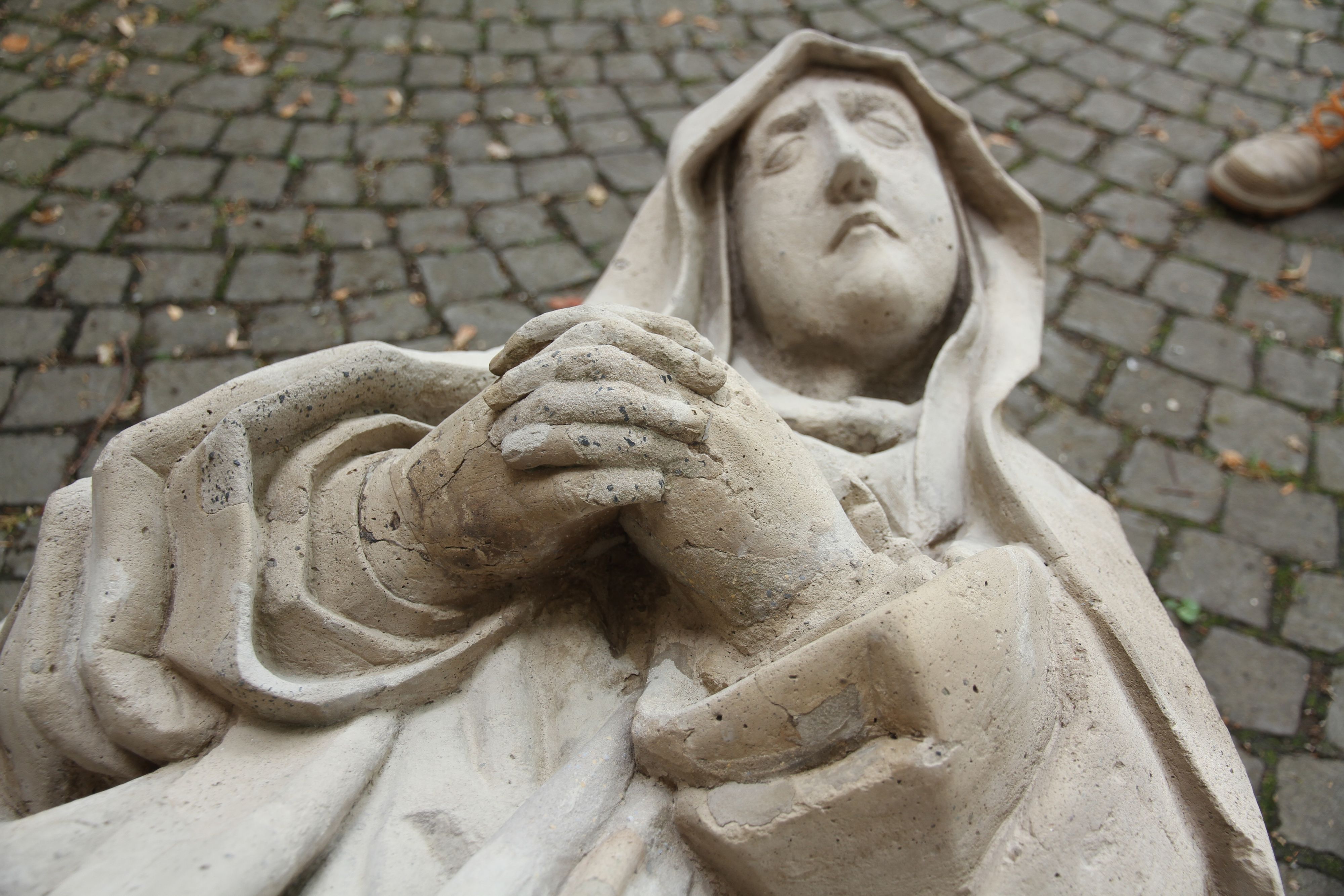 Die Steinfiguren von Johannes und Maria der Seligenthaler Kreuzigungsgruppe wurden restauriert,
