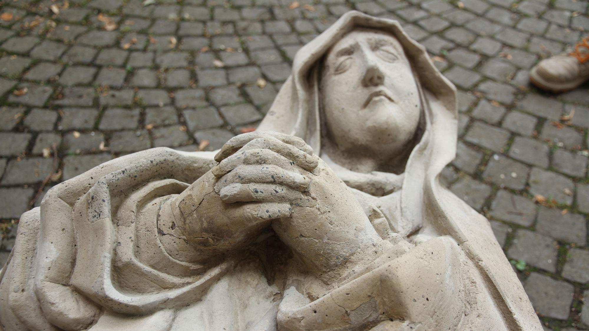 Die Steinfiguren von Johannes und Maria der Seligenthaler Kreuzigungsgruppe wurden restauriert,