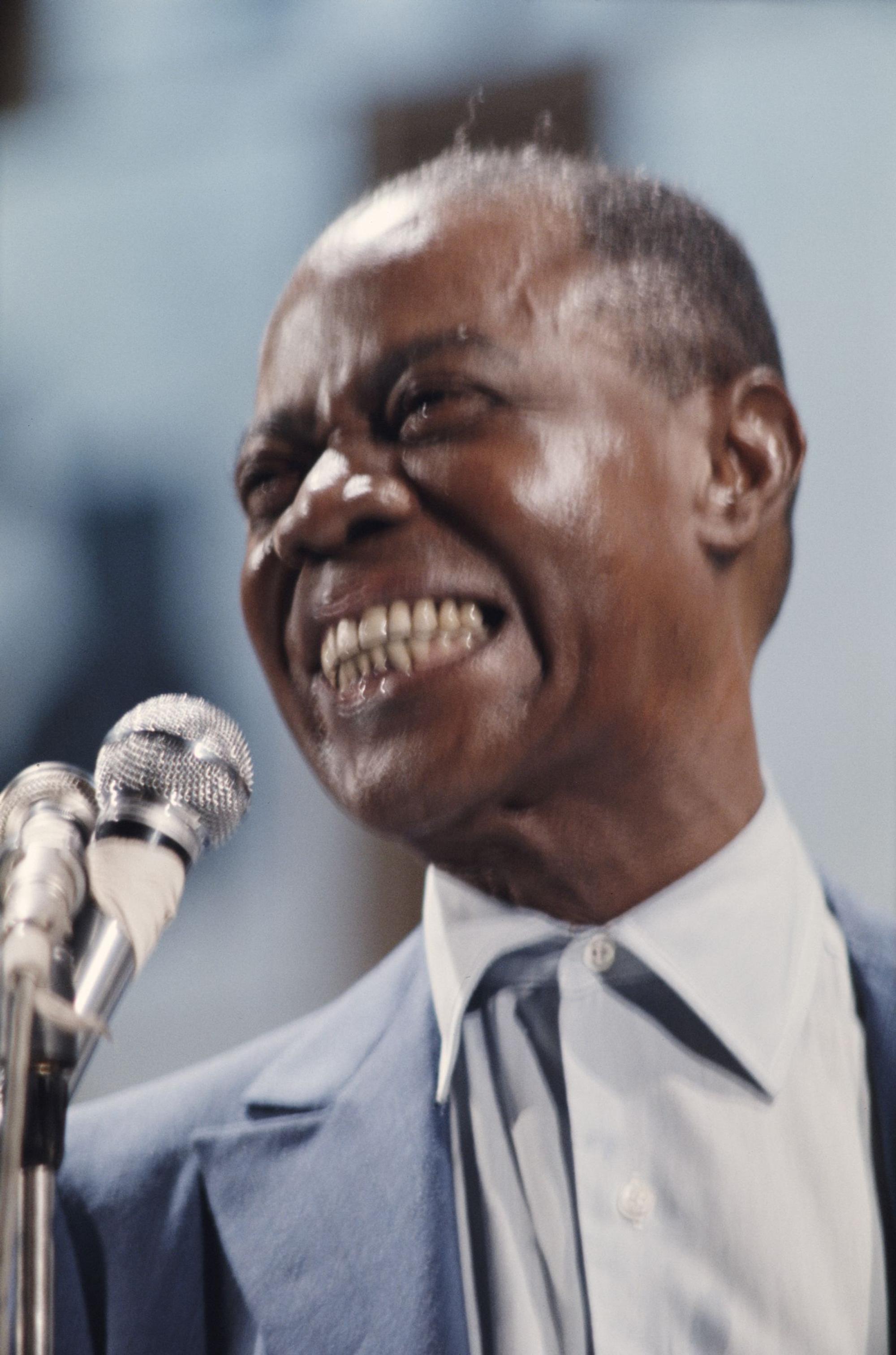 Sein Stil beeinflusst bis heute nachkommende Trompeter des traditionellen Jazz. Aber auch mit seinem Gesang hinterließ Louis Armstrong Spuren. 1969 sang er den Titel „We Have All The Time In The World“ für den James-Bond-Film „Im Geheimdienst Ihrer Majestät“. (Bild: Getty Images/Erich Auerbach)