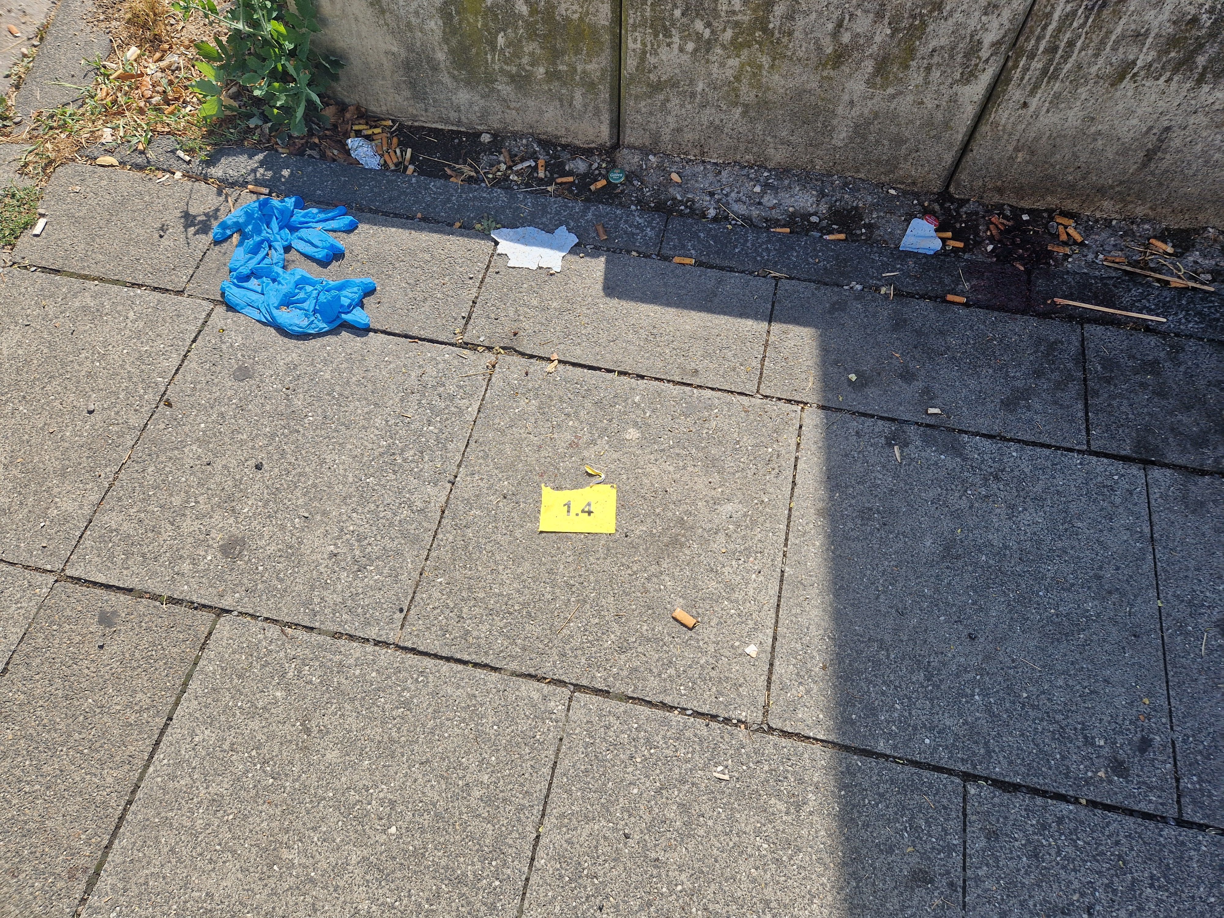 Am Morgen nach der Tat sind noch einzelne Spuren des Einsatzes zu sehen.