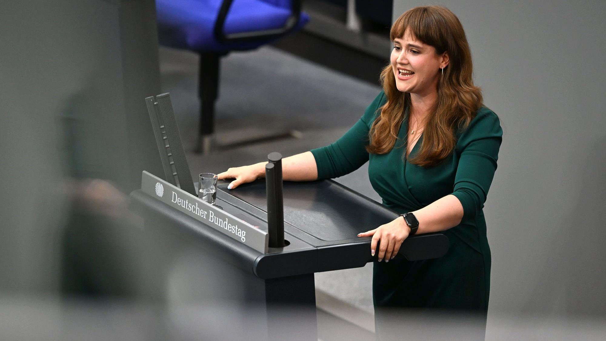 Ricarda Lang (Bündnis 90/ Die Grünen) steht am Rednerinnenpult.