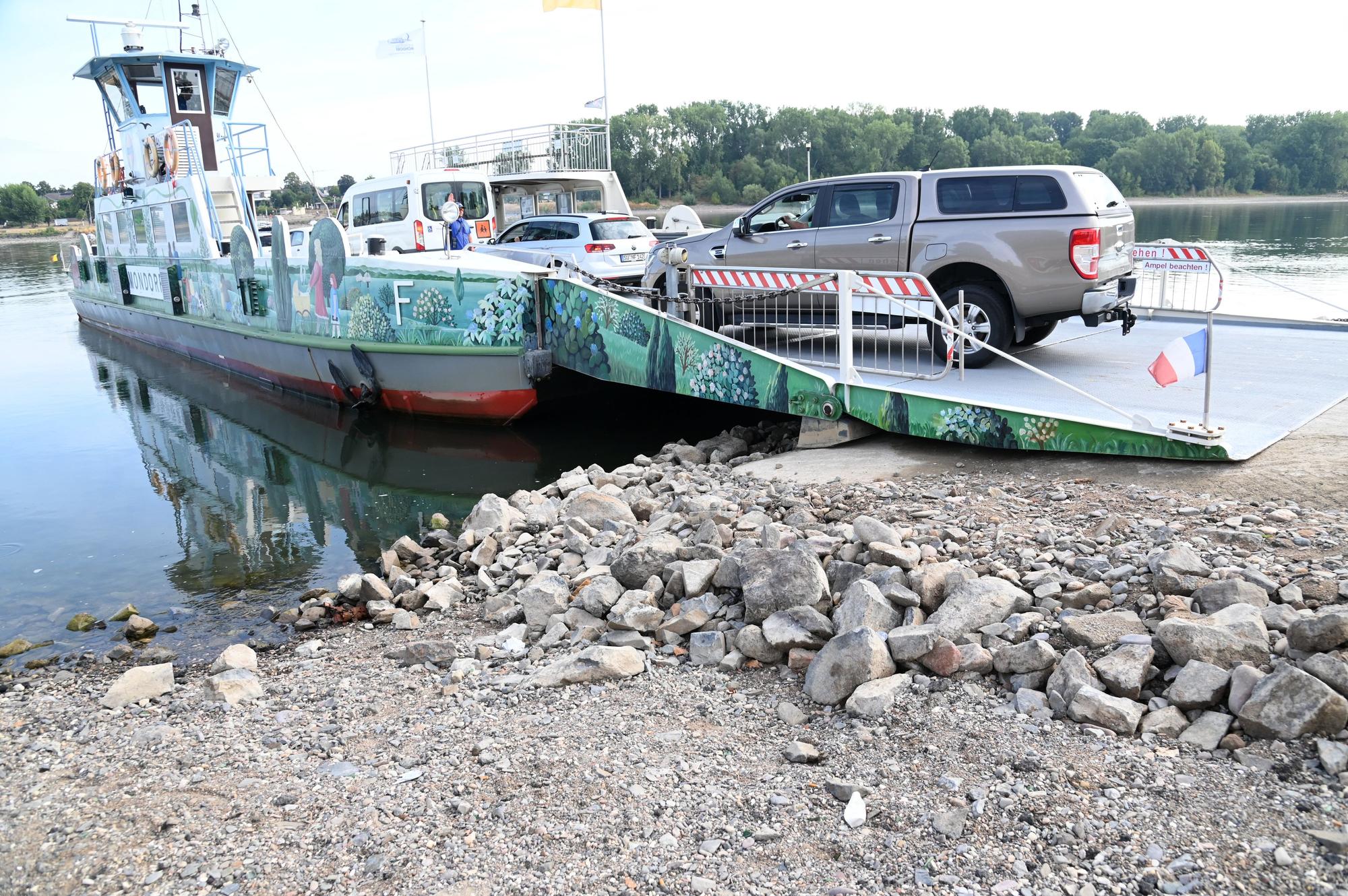 04.08.2026 Bonn. Der Rhein führt extremes Niedrigwasser, die Trockenheit der letzten Monate sorgt für rekordniedrige Pegelstände. Die Fähre zwischen Bonn-Graurheindorf und Mondorf fährt noch, die Fahrzeugrampen müssen aber immer steiler gestellt werden, um das Anlegen zu ermöglichen. Aktueller Pegel Köln: 0,72m. Foto:Alexander Schwaiger