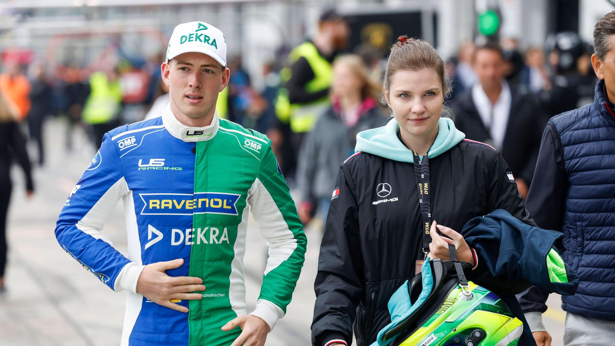 David Schumacher und Frau Vivien gehen nebeneinander.