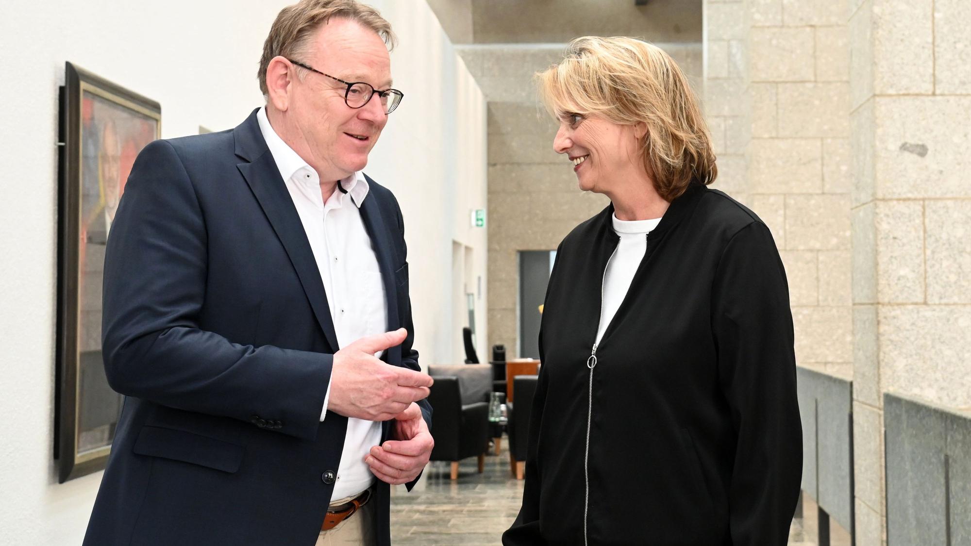 Susanne Kunert von der Kommunalstelle für Förderung und Anerkennung Bürgerschaftlichen Engagements und Oberbürgermeister Torsten Burmester.