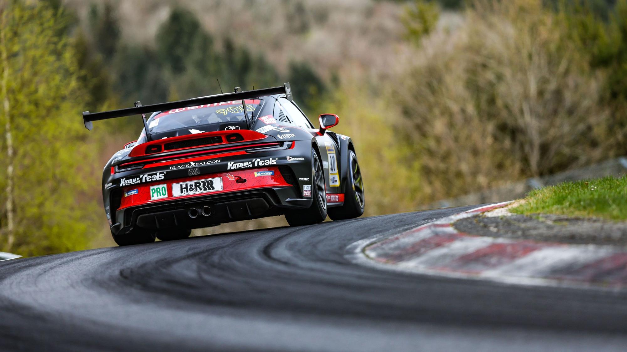 Der Porsche von Alex Hardt ist von hinten zu sehen, wie er durch eine Kurve fährt.