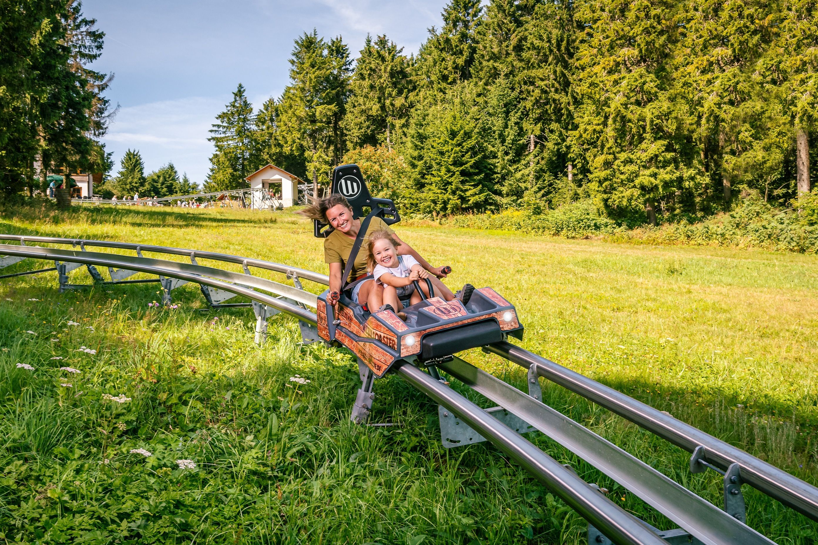 Dieses Foto hat der Hersteller der Sommerrodelbahn zur Verfügung gestellt: Es zeigt, wie man sich den „Bergischeb Bob“ in Eckenhagen vorstellen kann.