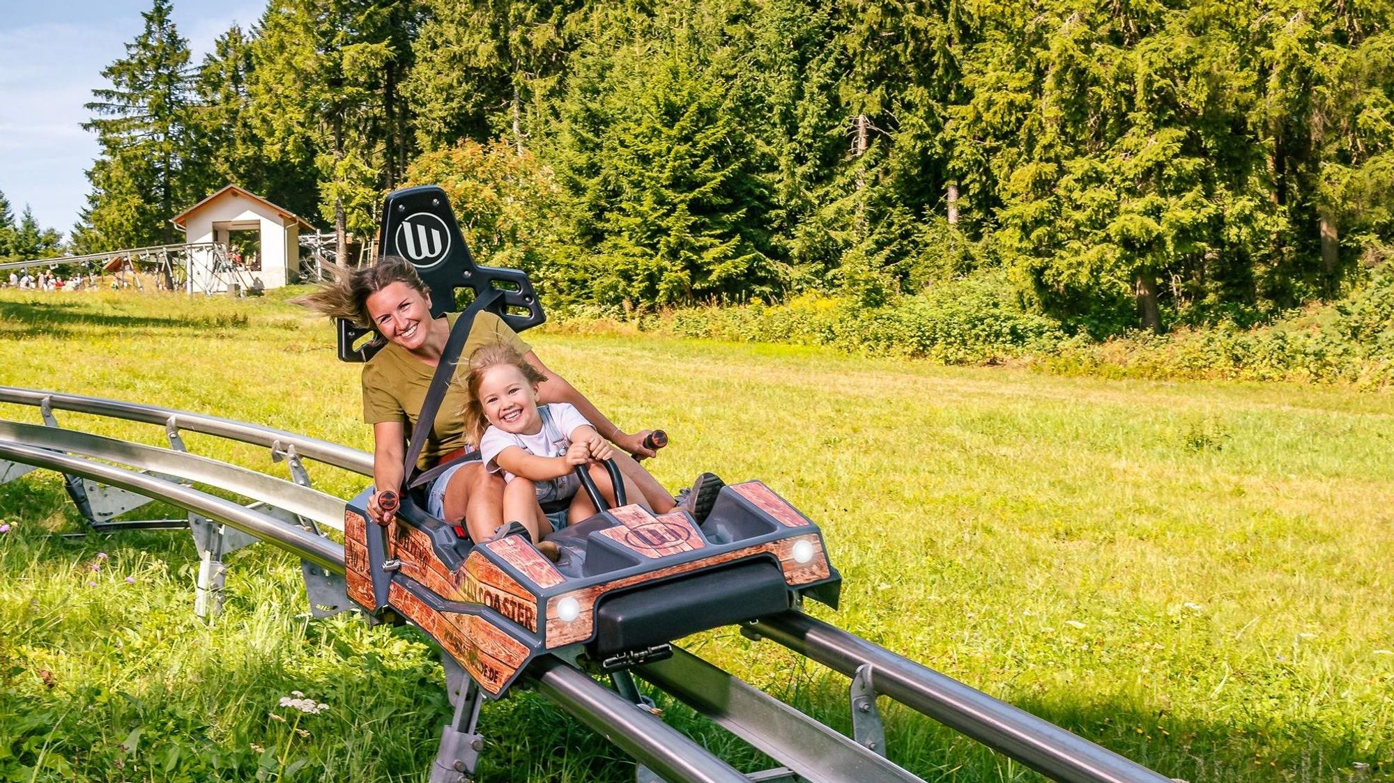 Dieses Foto hat der Hersteller der Sommerrodelbahn zur Verfügung gestellt: Es zeigt, wie man sich den „Bergischeb Bob“ in Eckenhagen vorstellen kann.
