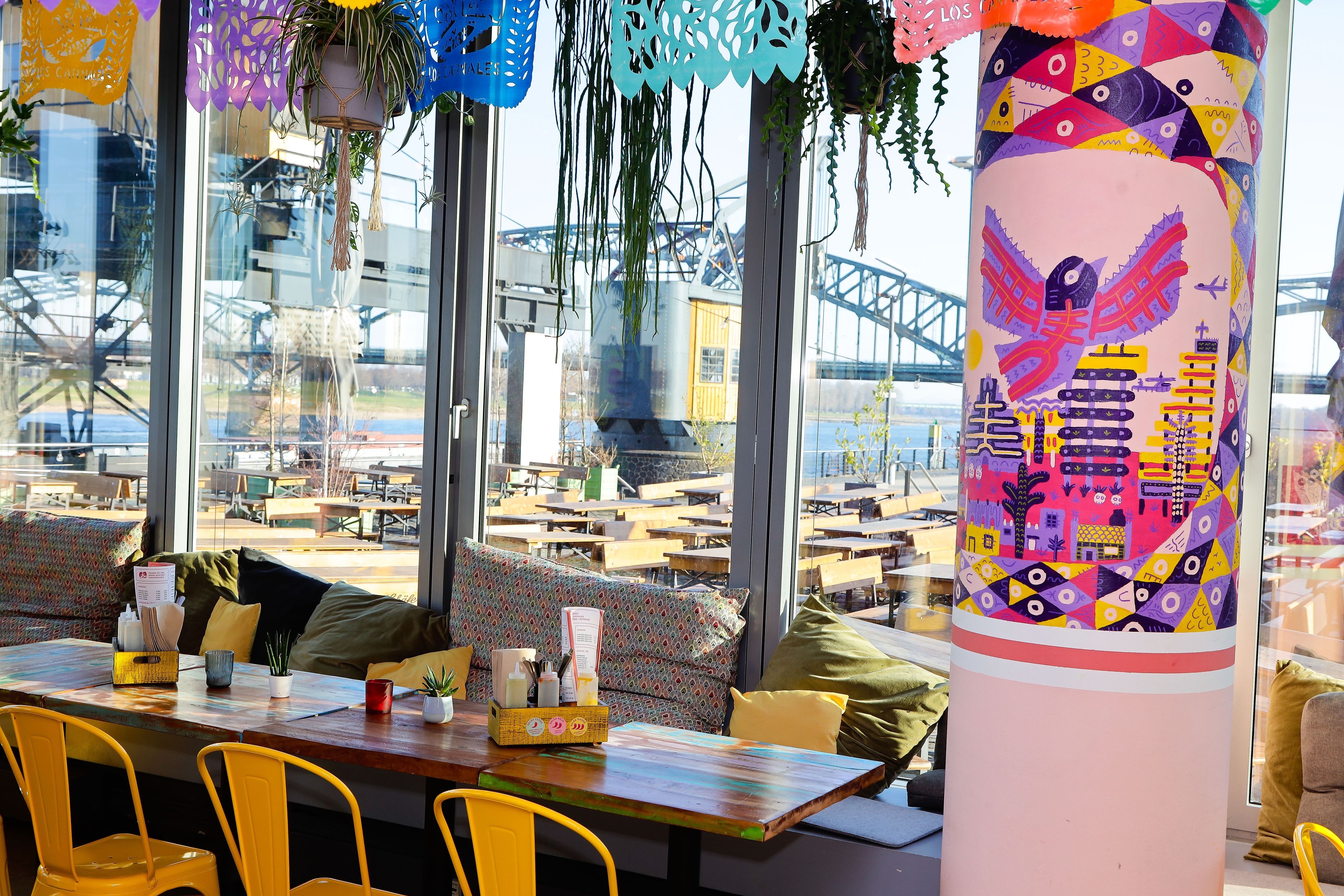 Die Los Carnales Taqueria im Kölner Rheinauhafen. (Archivbild)