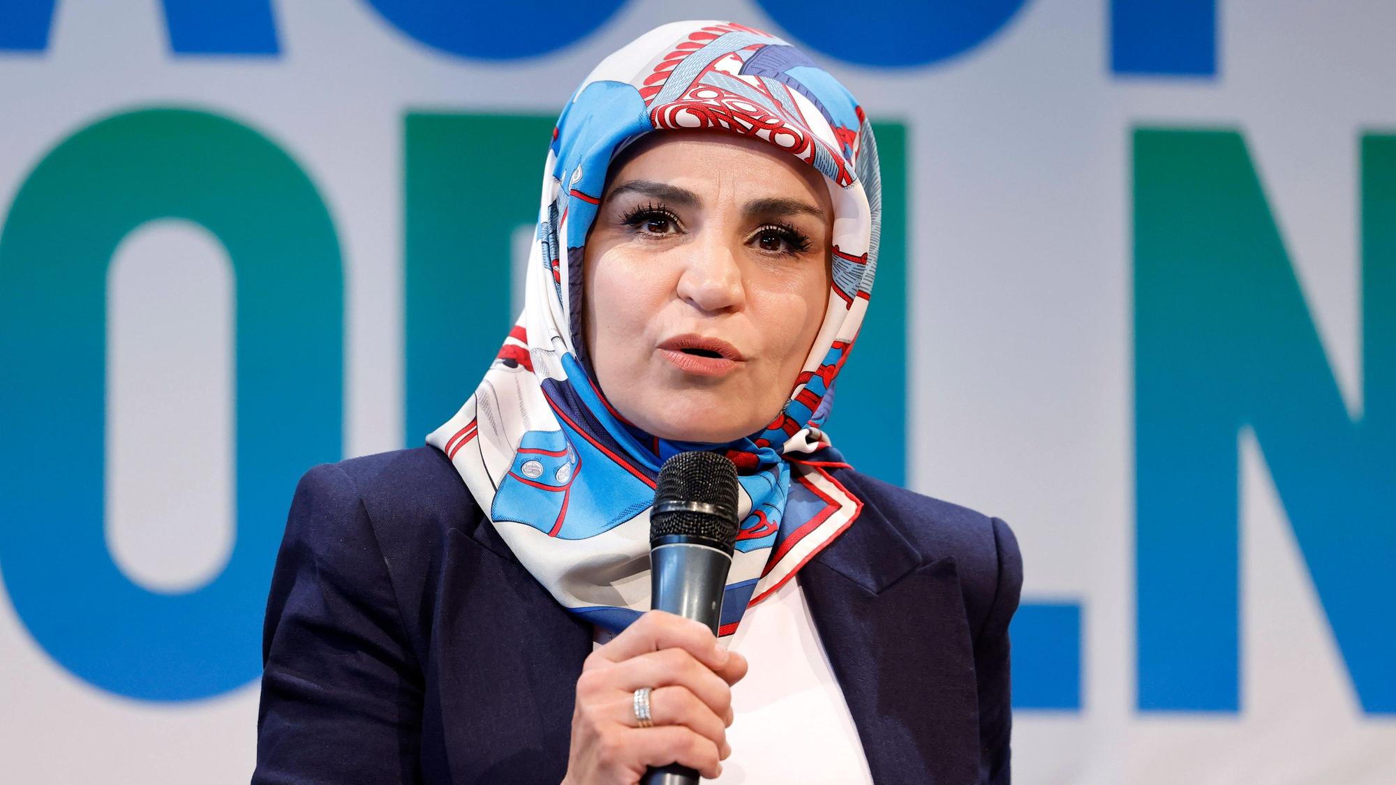 Geschäftsfrau Meral Sahin, Vorsitzende der IG-Keupstraße, bei der Pressekonferenz zum Programm zum Gedenken und dem Kulturfest Birlikte zum 20. Jahrestag des Nagelbombenanschlags auf der Keupstraße im Schauspiel im Depot. Köln, 22.05.2024 NRW Deutschland *** Businesswoman Meral Sahin, Chairwoman of IG Keupstraße, at the press conference on the program for the commemoration and cultural festival Birlikte on the 20th anniversary of the nail bomb attack on Keupstraße at the Schauspiel im Depot Cologne, 22 05 2024 NRW Germany Copyright: xChristophxHardtx