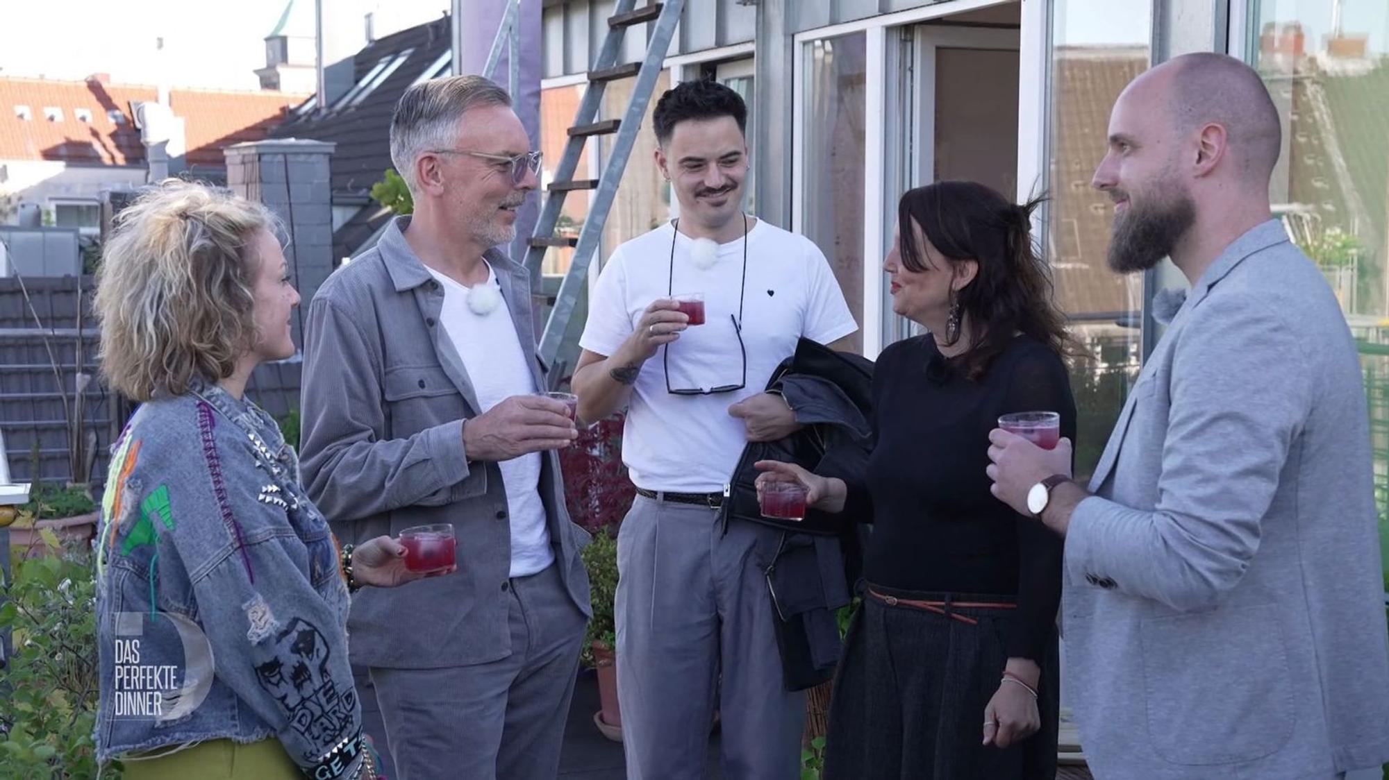 Shirin, Tobi, Patrick, Cordula und Frederik (von links) genießen ihren Bramble mit Aussicht auf Köln.
(Bild: RTL)