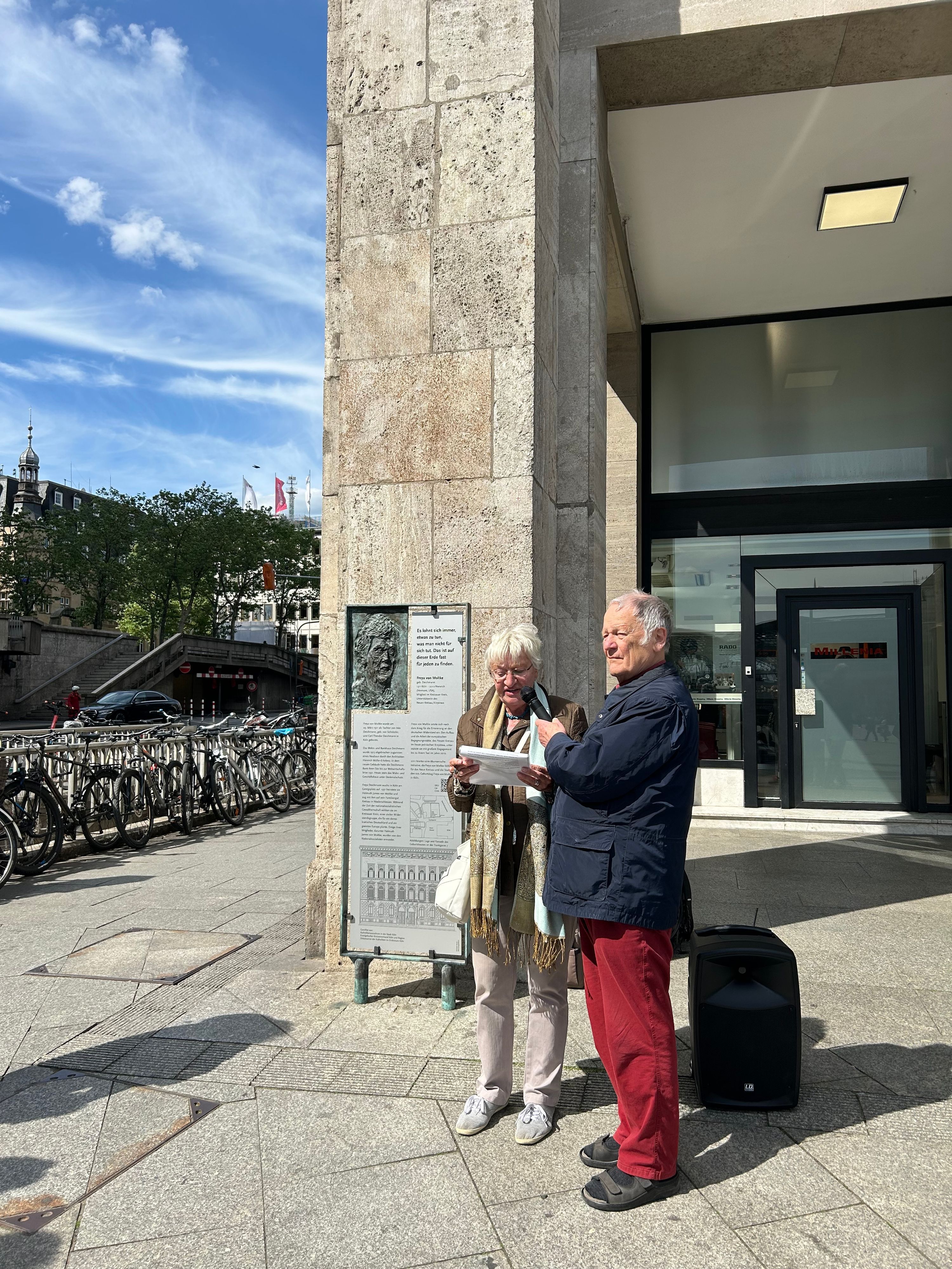 Hannelore Bartscherer und Walter Ludwigs vom „Arbeitskreis Freya von Moltke“ bei der Neuinstallation der Stele am 8. Mai 2025. (Archivfoto)