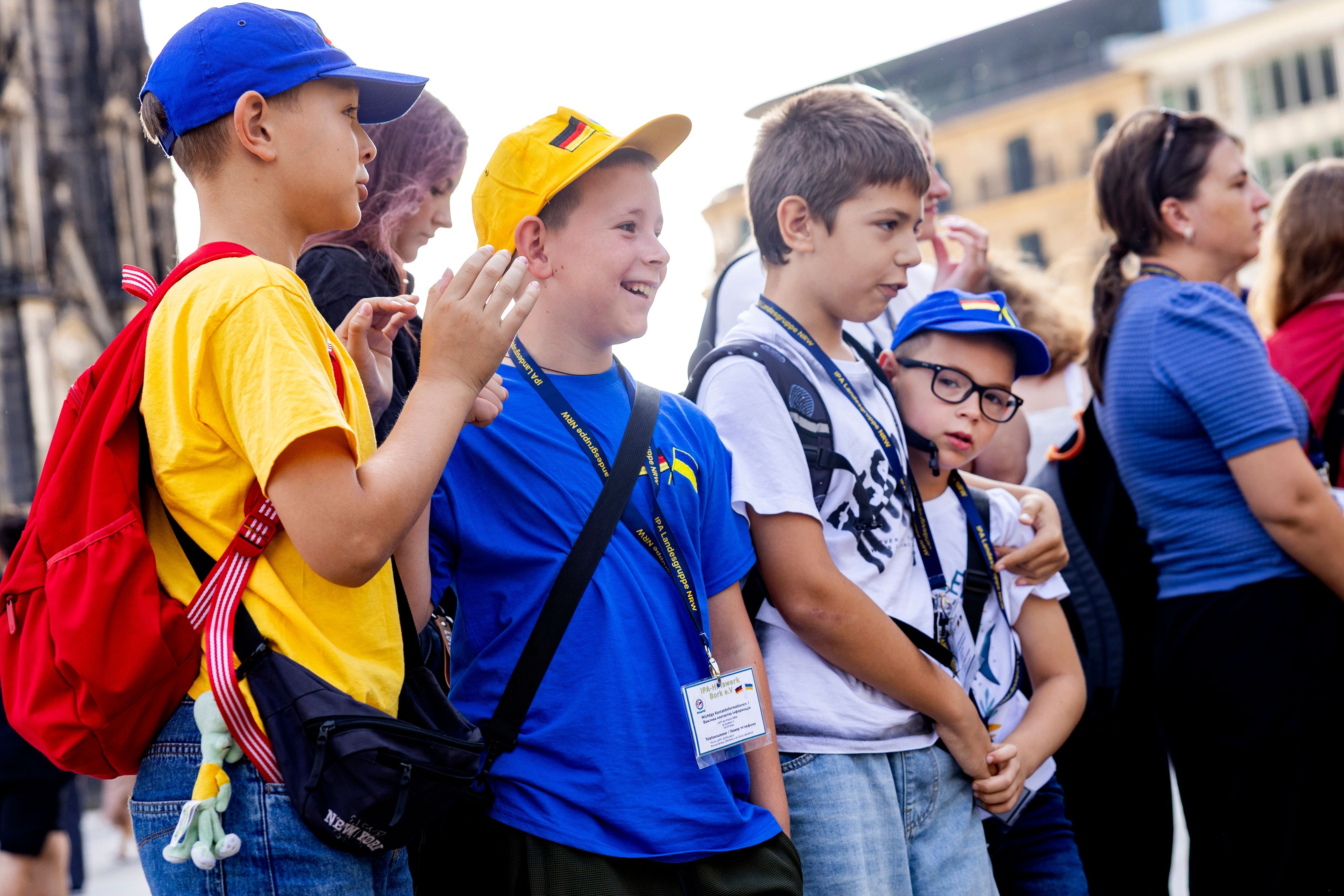 Ukrainische Kinder vor dem Kölner Dom