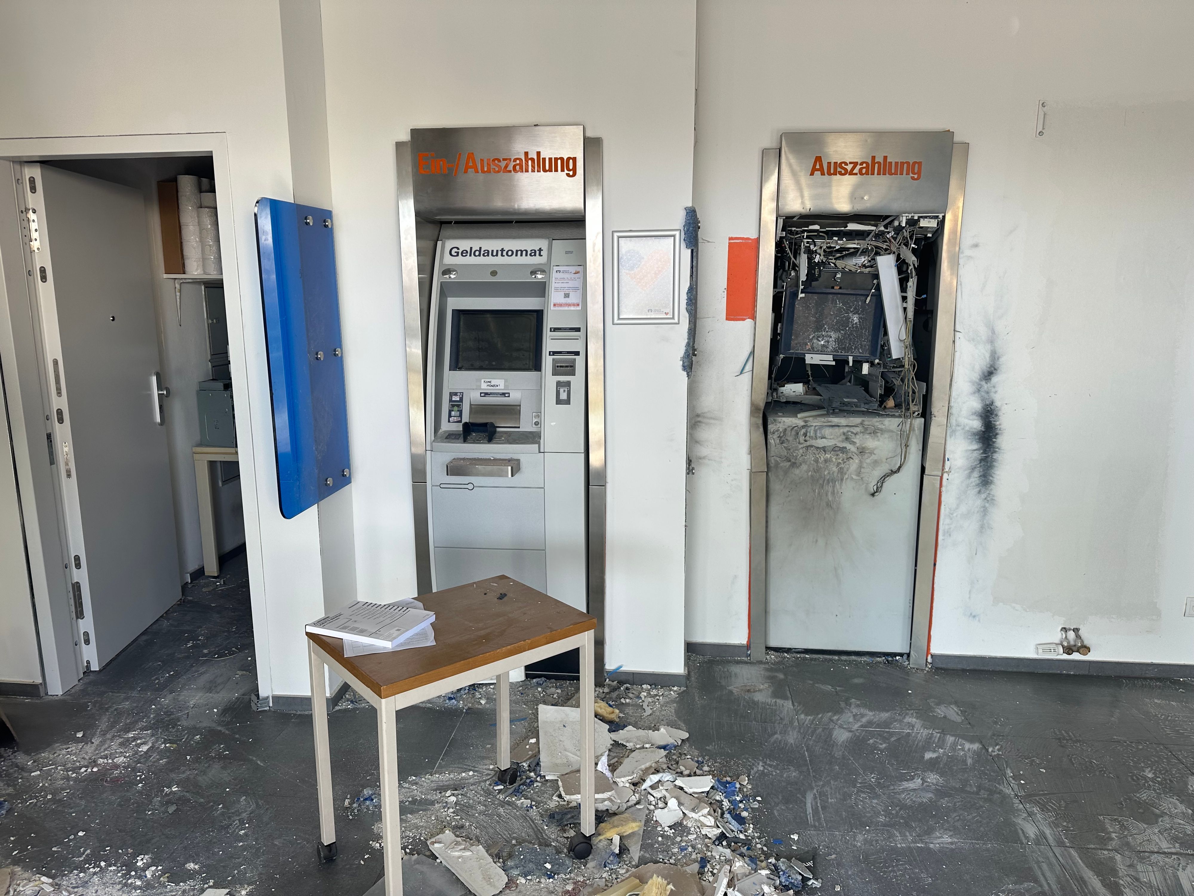 In den Morgenstuden des 5. August 2026 wurde ein Geldautomat der Volksbank Köln-Bonn gesprengt.