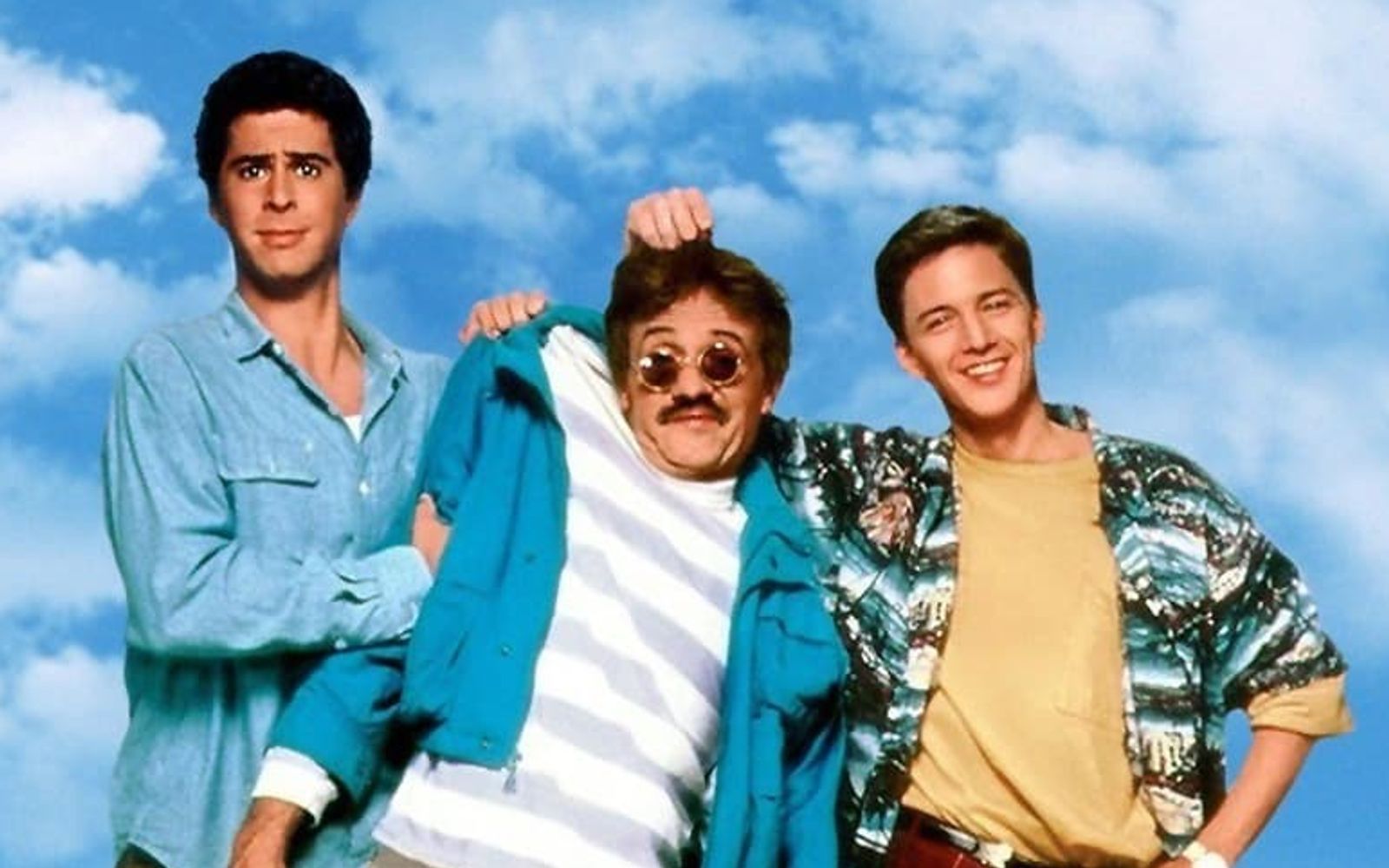 Ein derber Slapstick-Spaß: In „Immer Ärger mit Bernie“ spielen Jonathan Silverman (links) und Andrew McCarthy zwei Versicherungsangestellte, die es mit der Leiche ihres Chefs (Terry Kiser, Mitte) zu tun bekommen.  (Bild: 20th Century Studios)