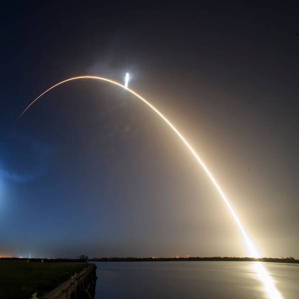 Eine SpaceX „Falcon 9“-Rakete hebt von der Rampe 39A mit einem Paar Mondlandegeräten im Kennedy Space Center in Cape Canaveral ab. (Archivbild)