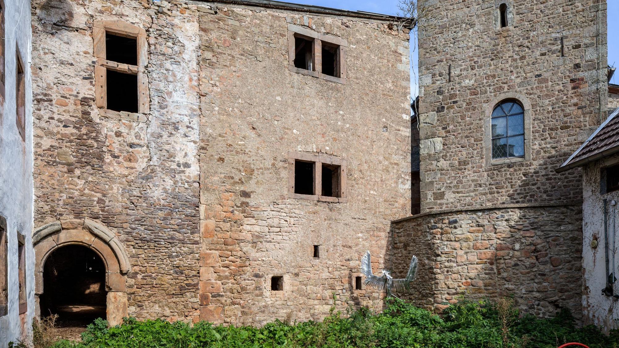 Ein Blick in den Innenhof von Burg Kallmuth.