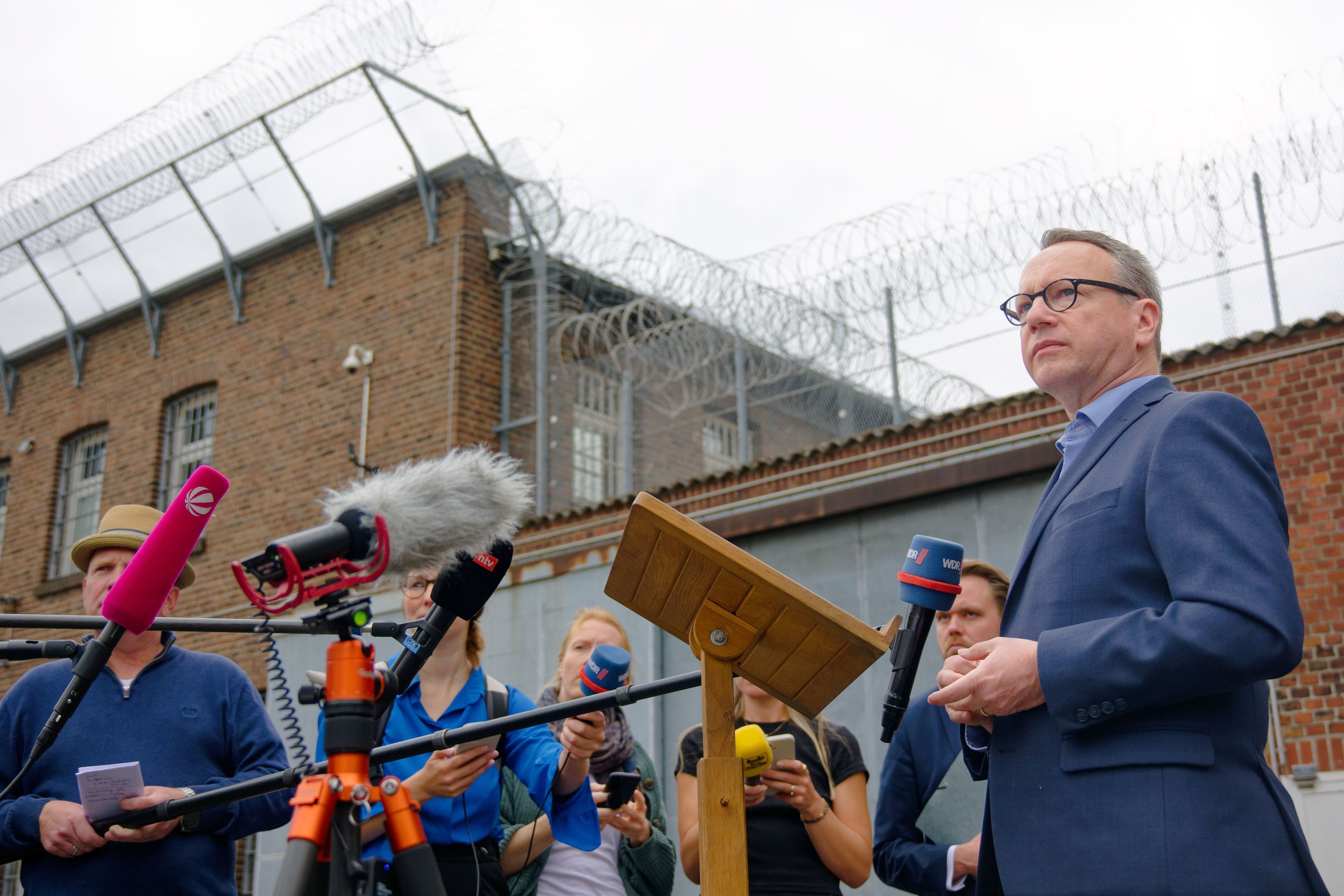 Benjamin Limbach (r, Bündnis 90/Die Grünen), Justizminister von Nordrhein-Westfalen, Ende Juli im Eingangshof der JVA Siegburg.