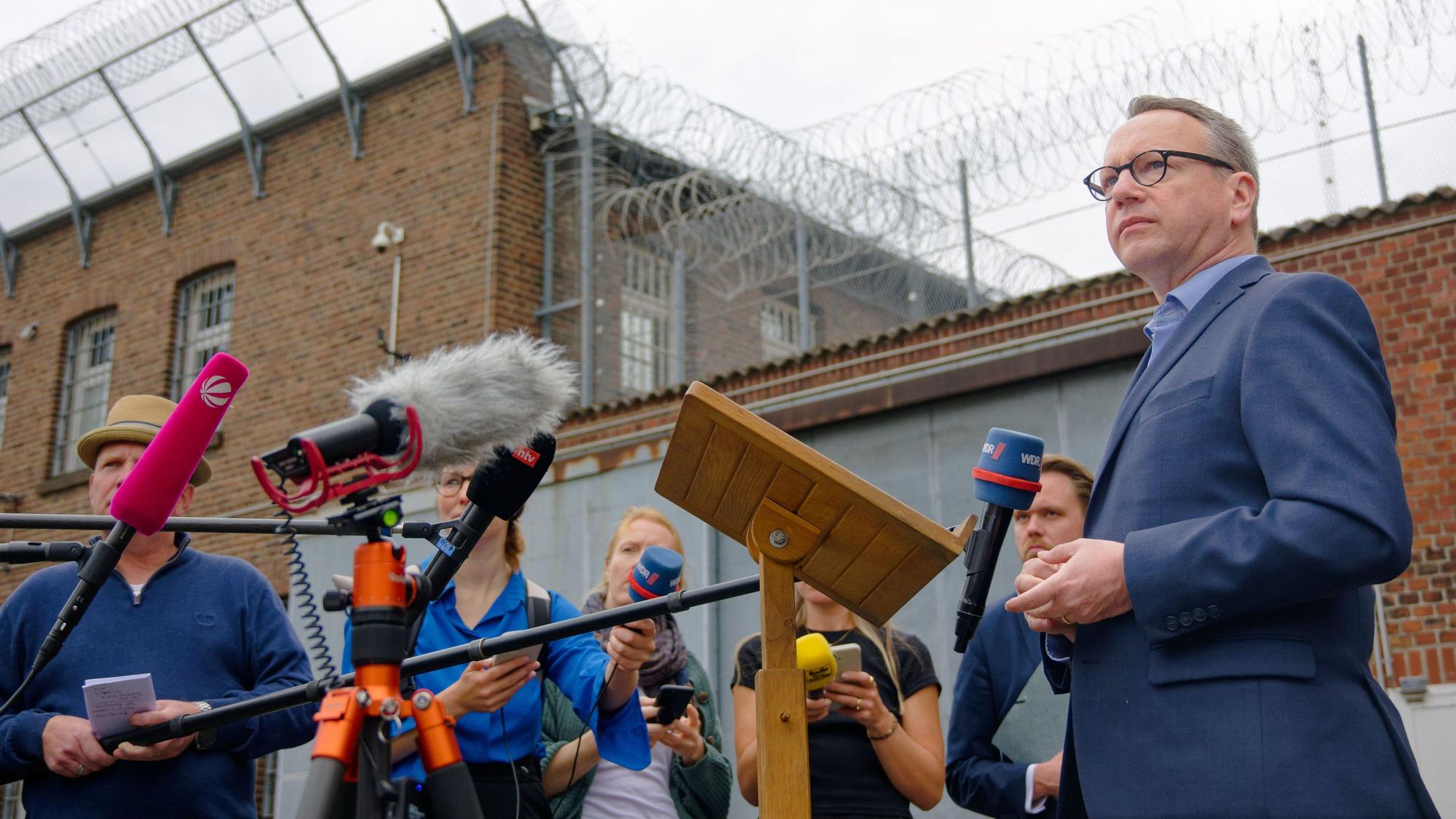 Benjamin Limbach (r, Bündnis 90/Die Grünen), Justizminister von Nordrhein-Westfalen, Ende Juli im Eingangshof der JVA Siegburg.