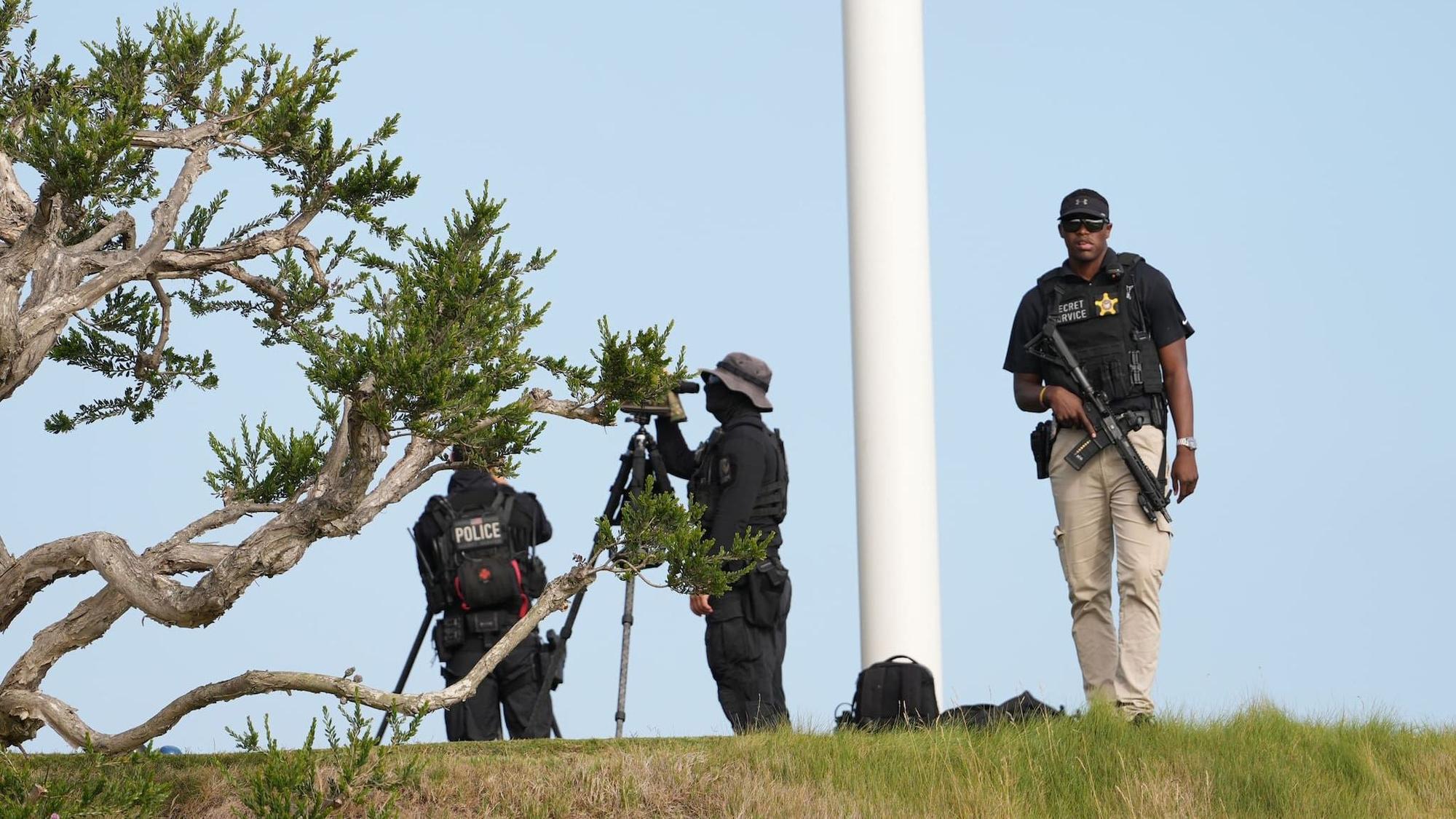Mitglieder des Secret Service beobachten, wie „Marine One“ mit US-Präsident Donald Trump an Bord in der Nähe des Trump National Golf Club Los Angeles landet. .