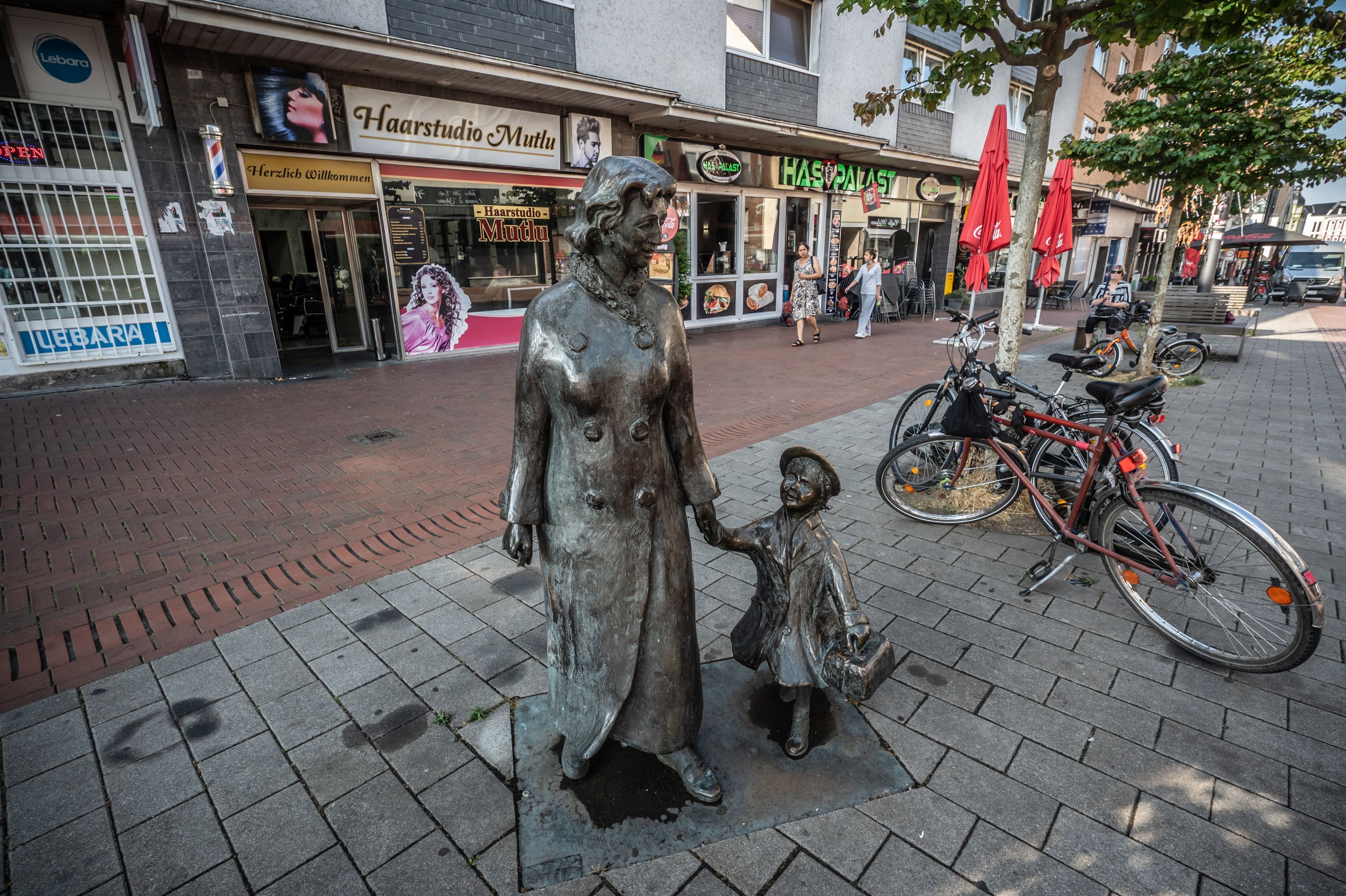 An der Figurengruppe Mutter mit Kind von Kurt Arentz in Opladen in der Bahnhofstraße fehlt der Koffer der Mutter.  Bild: Ralf Krieger