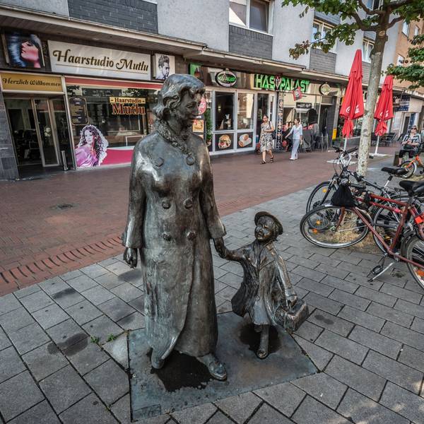 An der Figurengruppe Mutter mit Kind von Kurt Arentz in Opladen in der Bahnhofstraße fehlt der Koffer der Mutter. Bild: Ralf Krieger