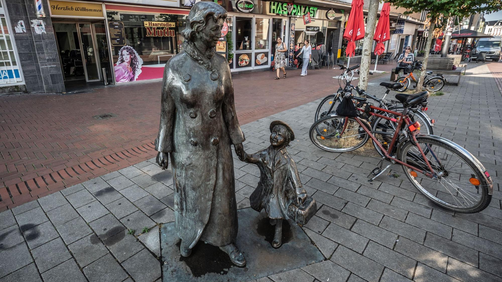 An der Figurengruppe Mutter mit Kind von Kurt Arentz in Opladen in der Bahnhofstraße fehlt der Koffer der Mutter. Bild: Ralf Krieger