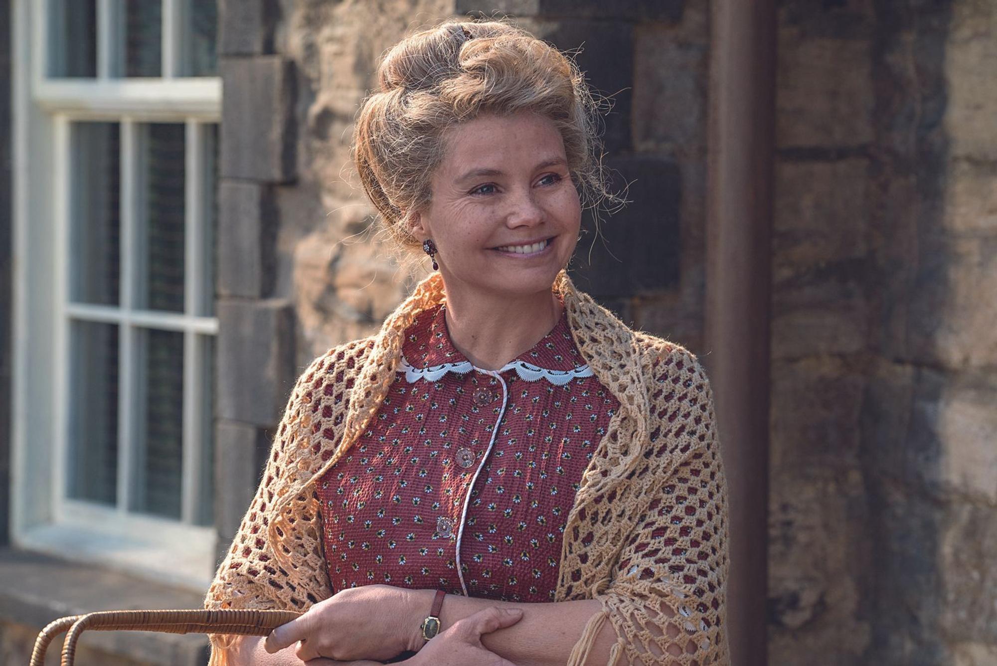 Frau Waas (Annette Frier) ist eine prächtige Ersatzmutter für das schwarze Findelkind. (Bild: 2018 RAT PACK FILMPRODUKTION GMBH / MALAO FILM INC. / WARNER BROS ENTERTAINMENT GMBH.)