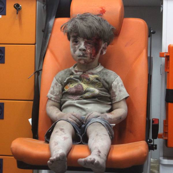 Der damals fünfjährige Omran Daqneesh sitzt am 17. August 2016 verletzt im Krankenwagen nach einem Luftangriff auf den Stadtteil Qaterji in Aleppo.