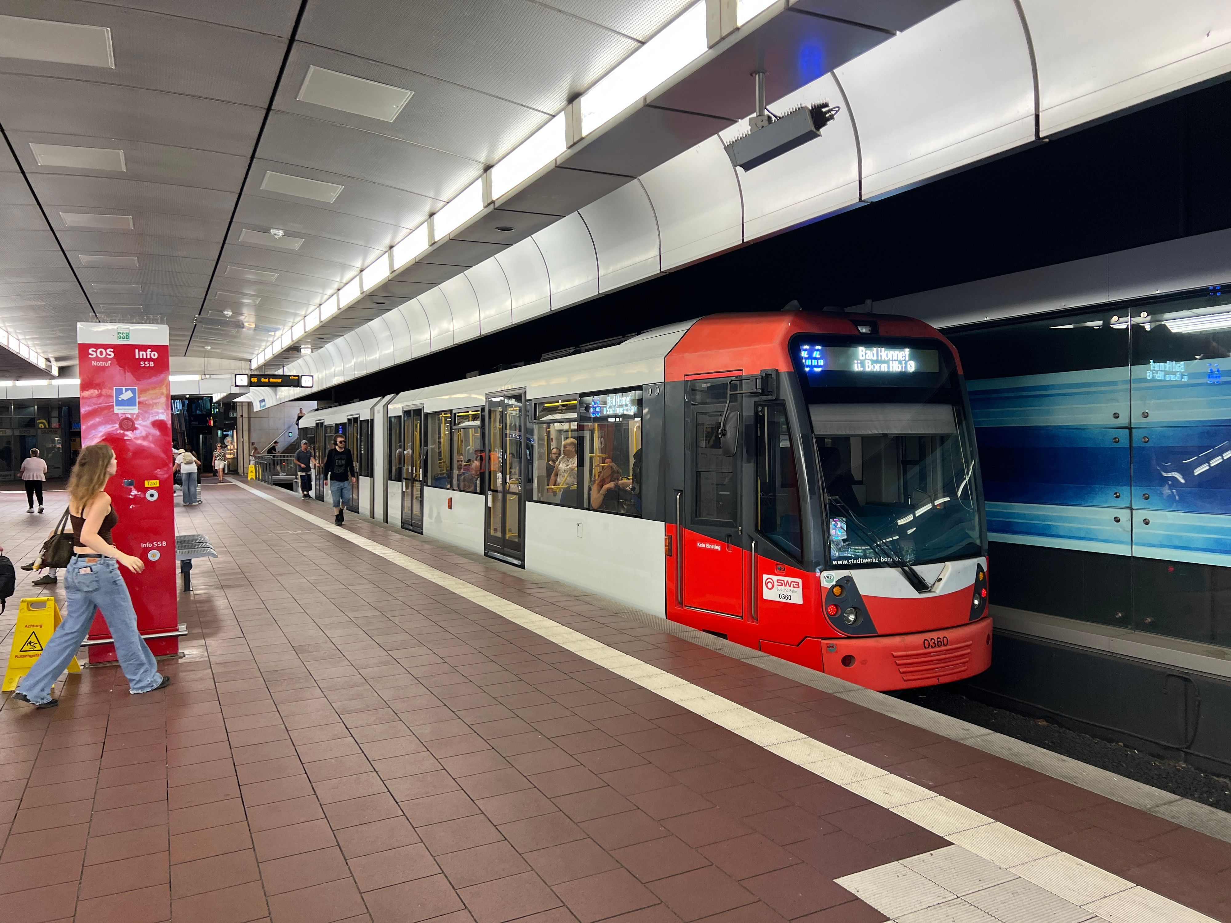 Eine KVB-Bahn hält als Linie 66 im Bahnhof Siegburg. Da aktuell nur ein Wagen eingesetzt wird, müssen Radler zumeist draußen bleiben.
