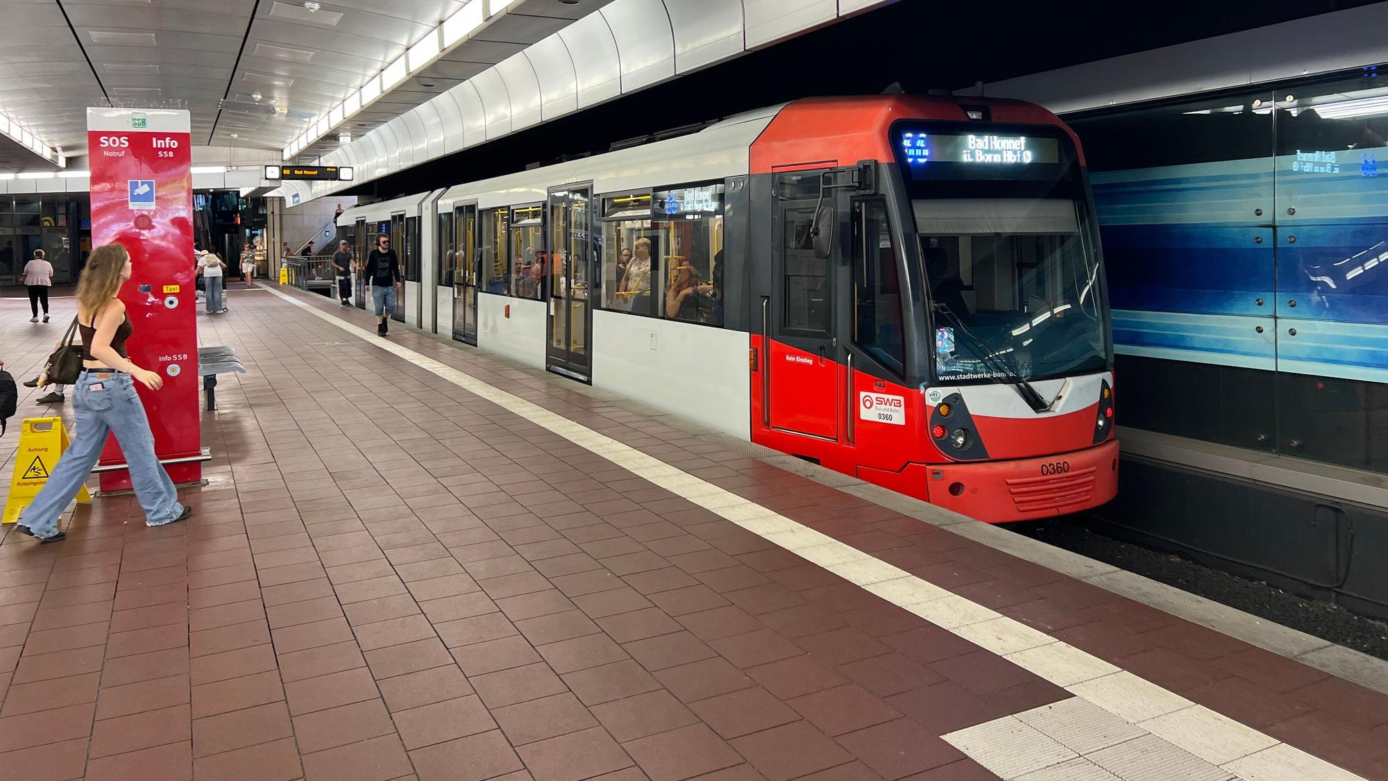 Eine KVB-Bahn hält als Linie 66 im Bahnhof Siegburg. Da aktuell nur ein Wagen eingesetzt wird, müssen Radler zumeist draußen bleiben.