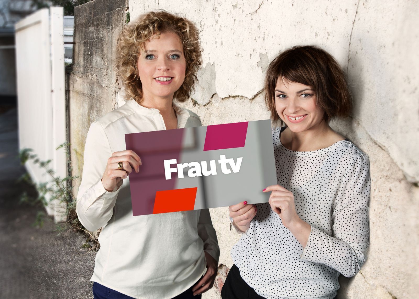 Lisa Ortgies (links) und Sabine Heinrich moderieren das WDR-Magazin „Frau tv“. (Bild: WDR / Annika Fußwinkel)