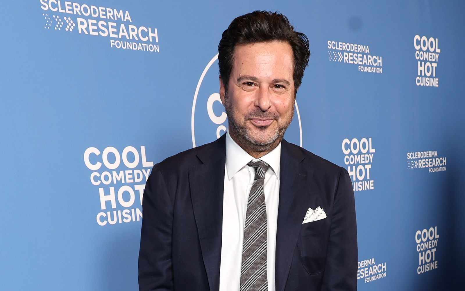 Jonathan Silverman hatte mit „Immer Ärger mit Bernie“ seinen großen Durchbruch. Nun feiert der US-Schauspieler seinen 60. Geburtstag. (Bild: 2022 Getty Images/Matt Winkelmeyer)