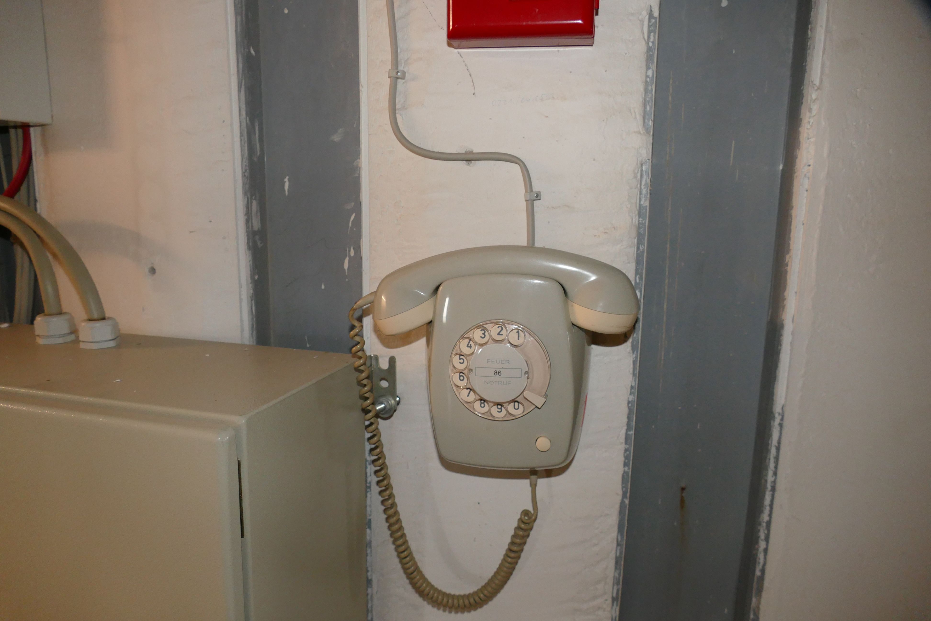 An der Wand hängen Relikte aus vergangenen Zeiten: Das alte Telefon mit Wählscheibe funktioniert sogar noch.