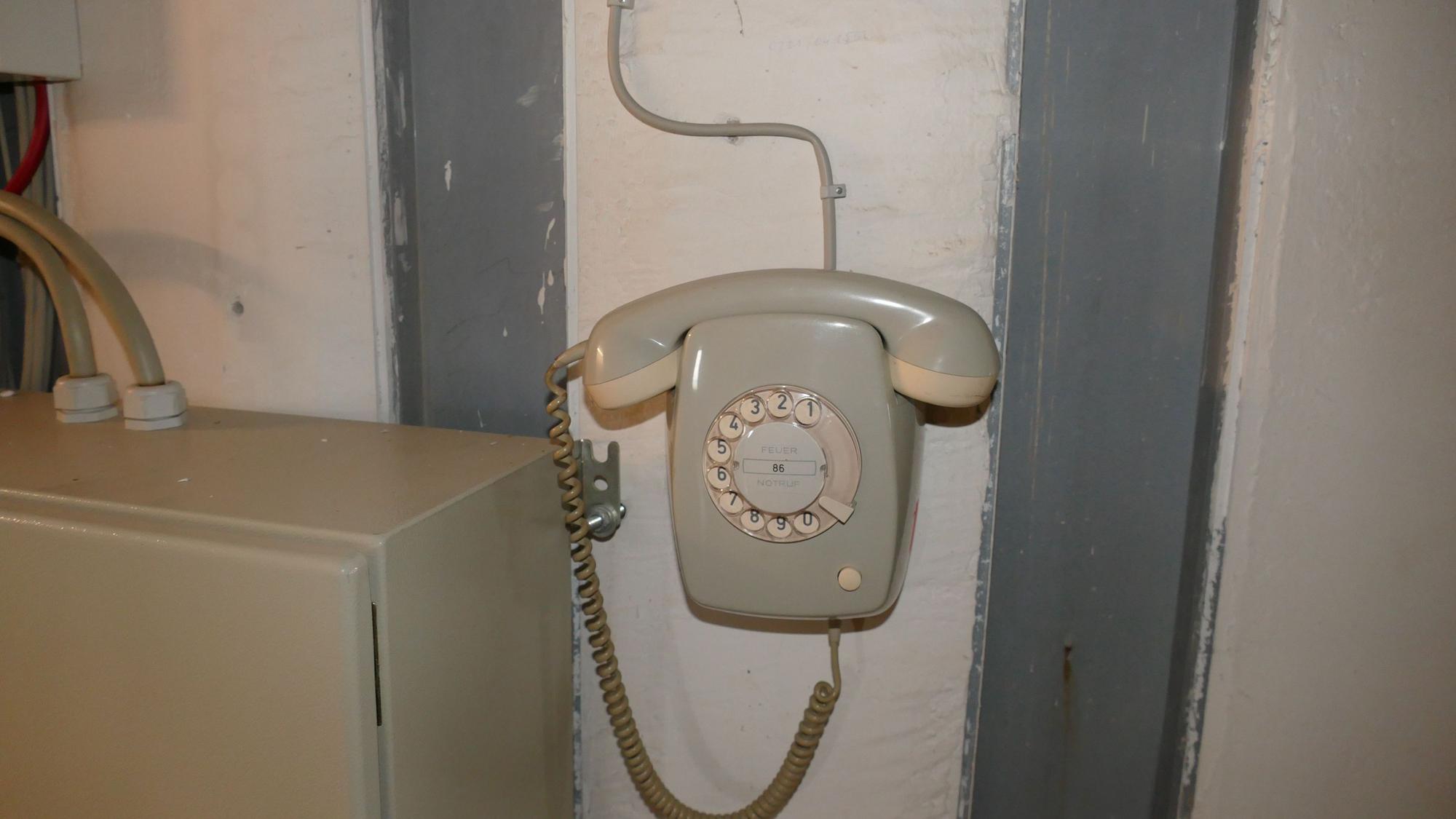 An der Wand hängen Relikte aus vergangenen Zeiten: Das alte Telefon mit Wählscheibe funktioniert sogar noch.