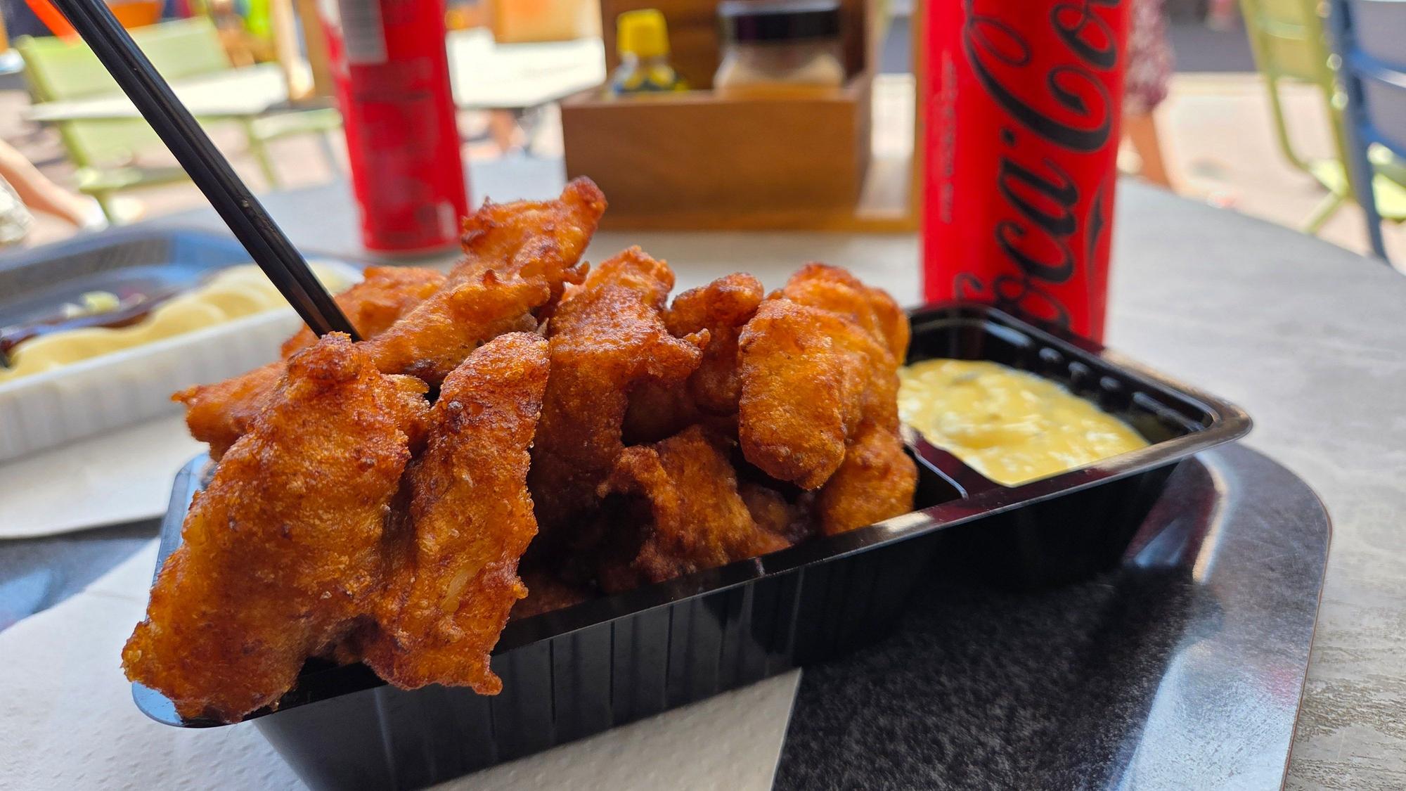 Eine Schale mit frittierten Fischstücken.