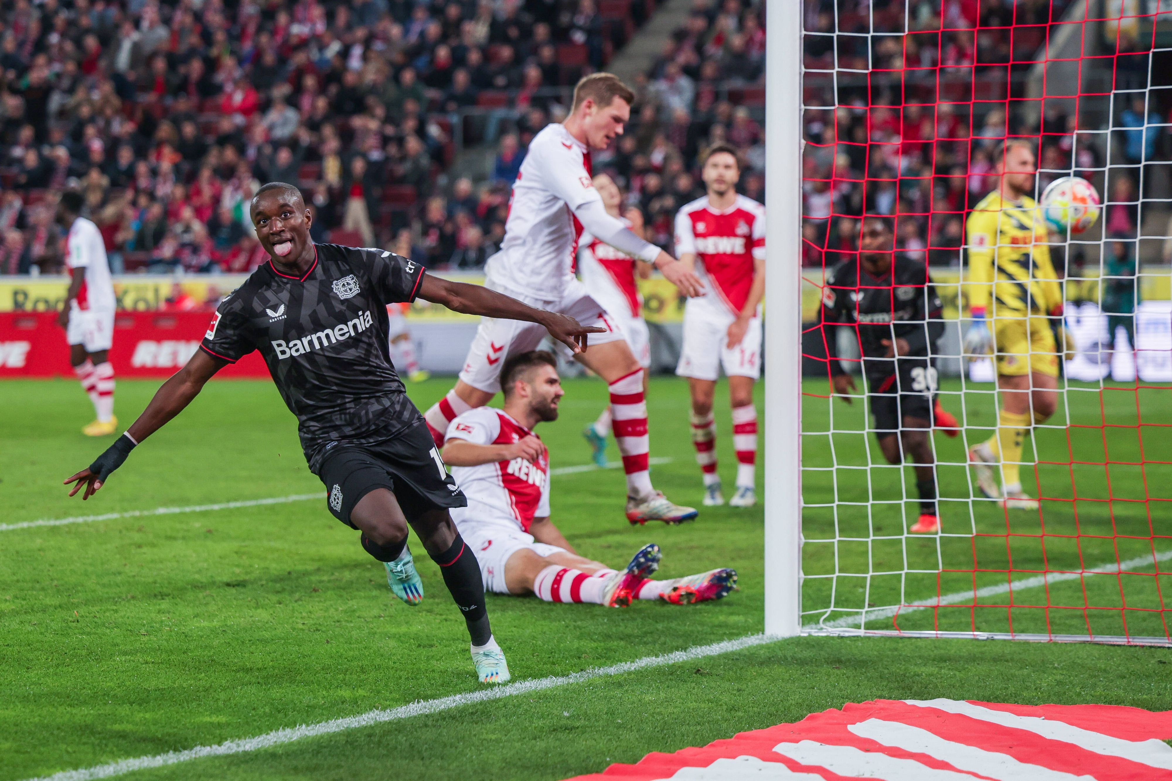 Moussa Diaby jubel über einen Treffer für Bayer 04 Leverkusen gegen den 1. FC Köln.