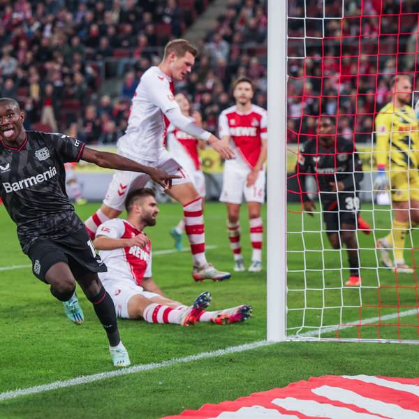 Moussa Diaby jubel über einen Treffer für Bayer 04 Leverkusen gegen den 1. FC Köln.