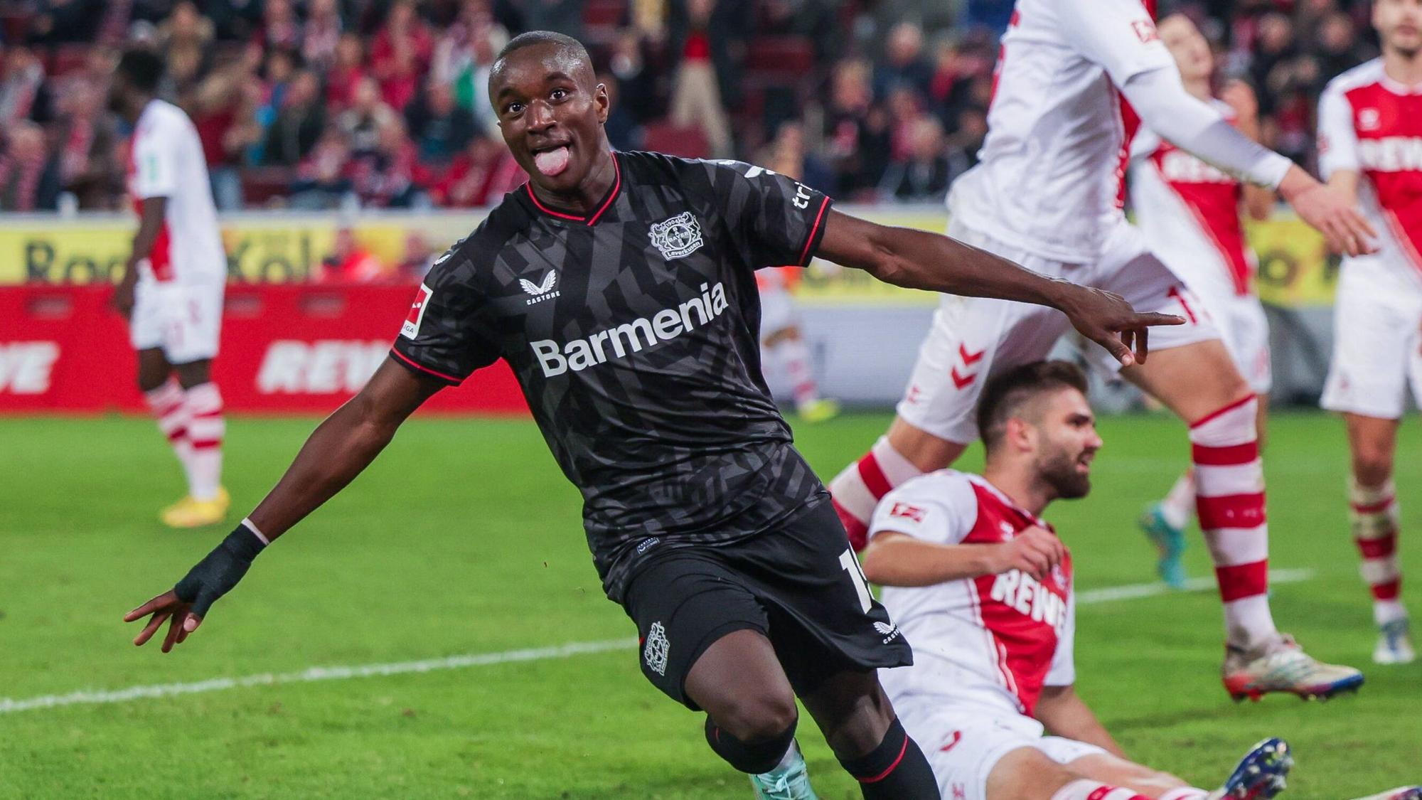 Moussa Diaby jubel über einen Treffer für Bayer 04 Leverkusen gegen den 1. FC Köln.