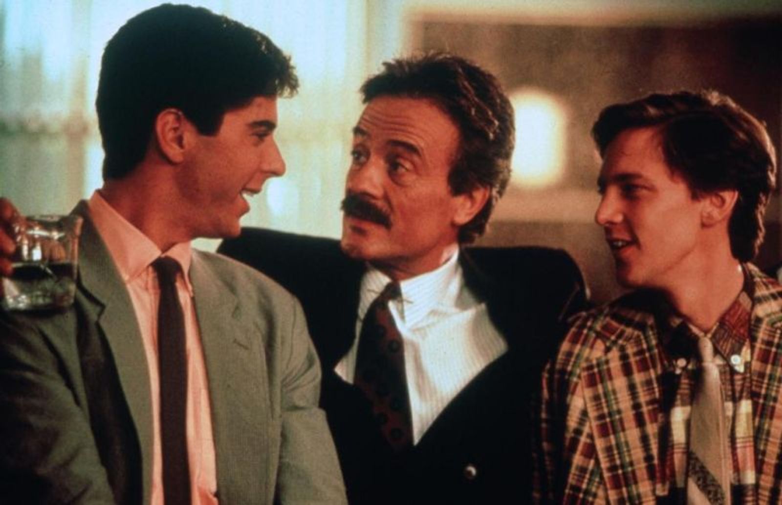 Richards (Jonathann Silverman, links) und Larrys  (Andrew McCarthy, rechts) Chef Bernie Lomax (Terry Kiser) macht gute Miene zum bösen Spiel.   (Bild: 20th Century Studios)
