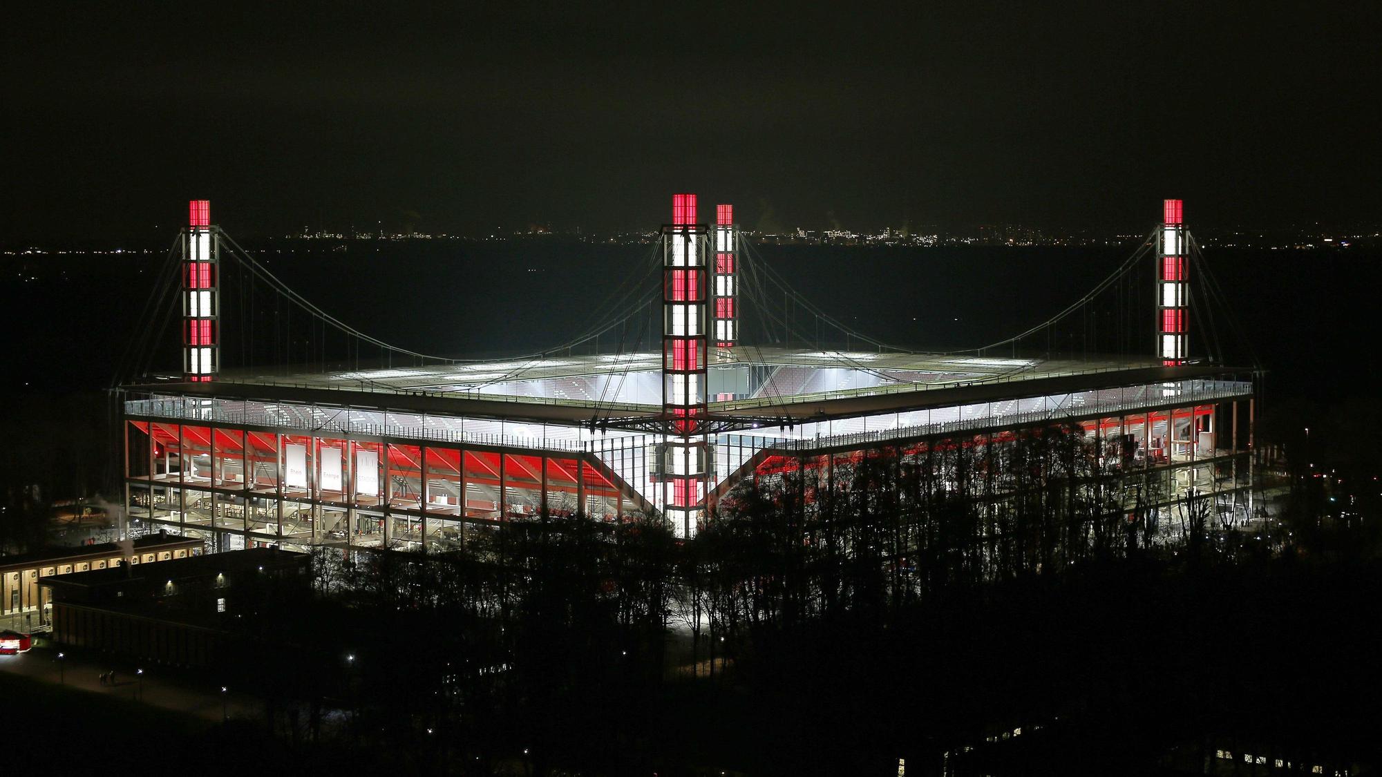 Das Stadion bei einem Abendspiel.