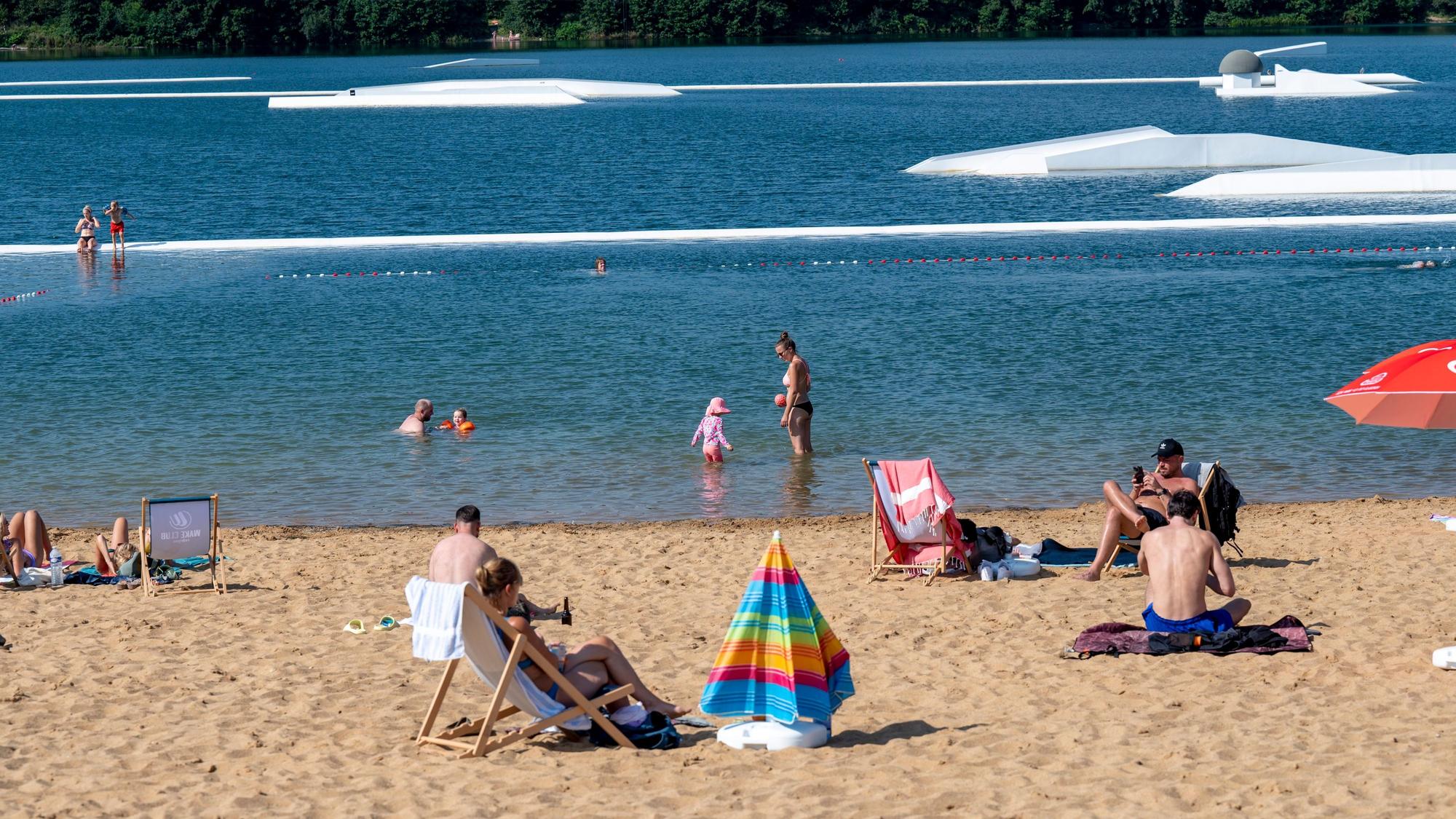 Der Badestrand am Rather See mit Wake-Anlage. (Archivbild)