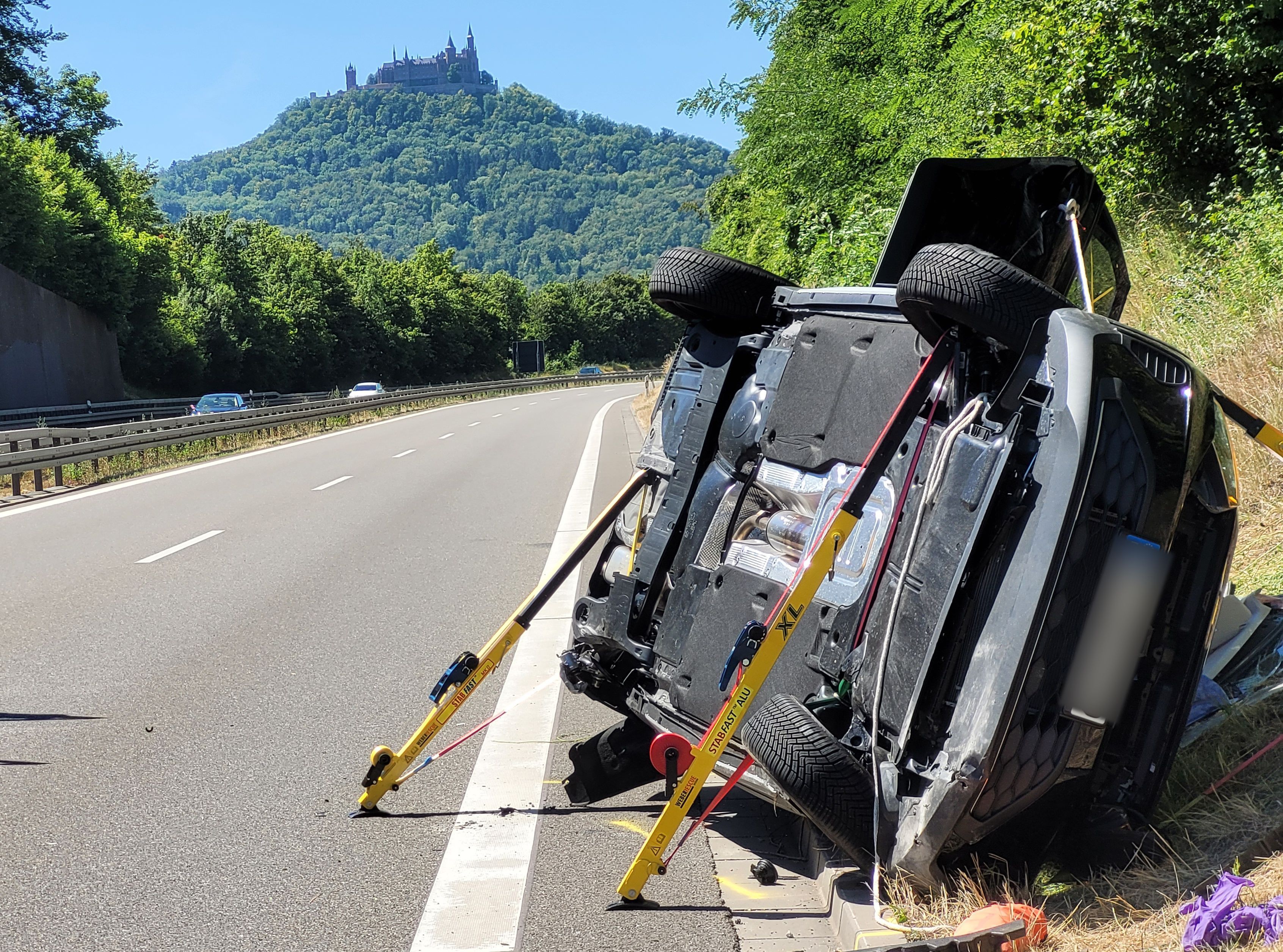 Das zur Seite gekippte Fahrzeug von Thomas Bareiß liegt auf der B27 an der Unfallstelle am Straßenrand. (Archivbild)