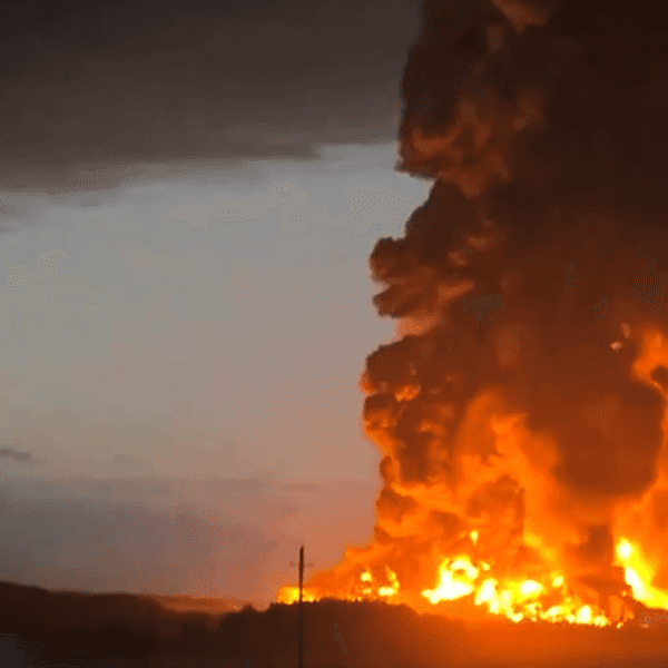 Ein Screenshot aus einem Video soll den Brand eines Wildberries-Logistikzentrums in der russischen Region Tula zeigen.