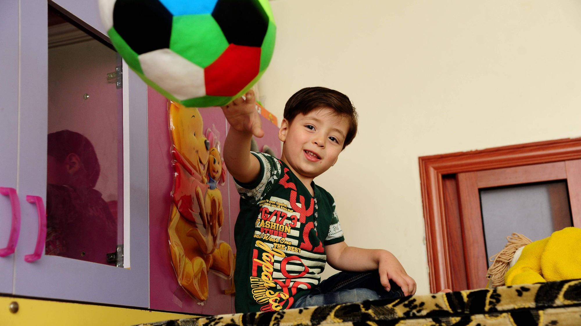 Omran Daqneesh im Juli 2017 in seinem Zuhause in Aleppo.