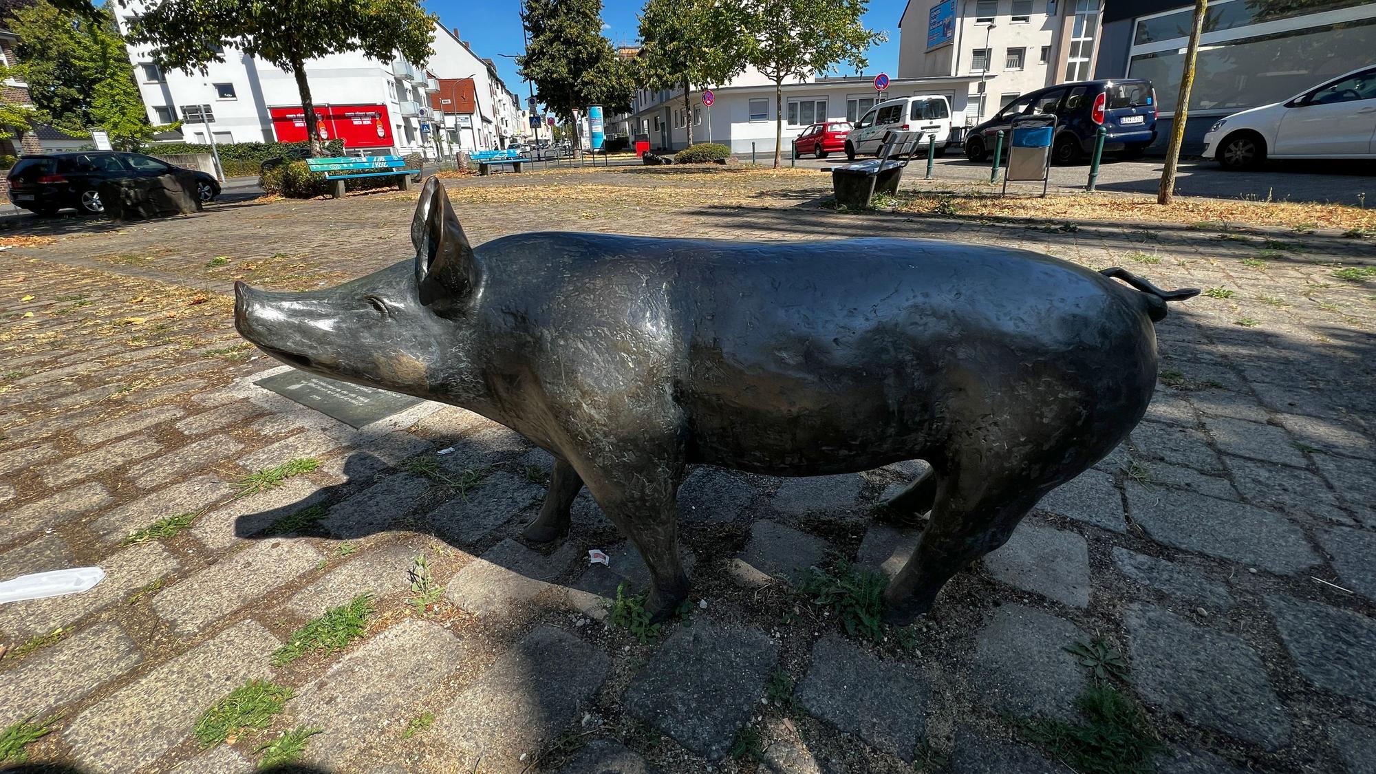 Verbliebenes Bronzeschwein in Bürrig Künstler: Kurt Arentz. Bild: Ralf Krieger