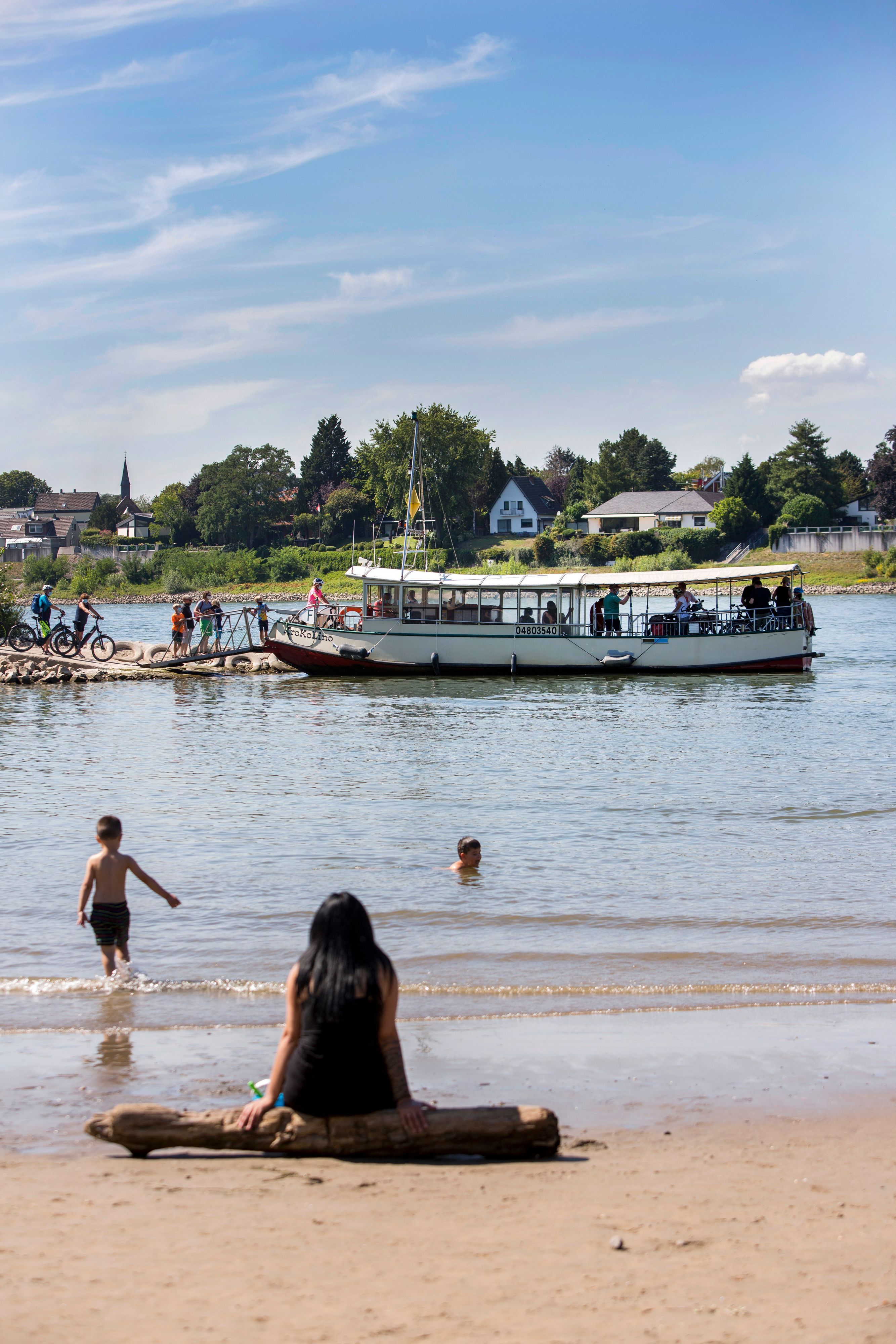 Der Strand an der Groov. Dahinter fährt die Fähre Krokolino. (Archivbild)