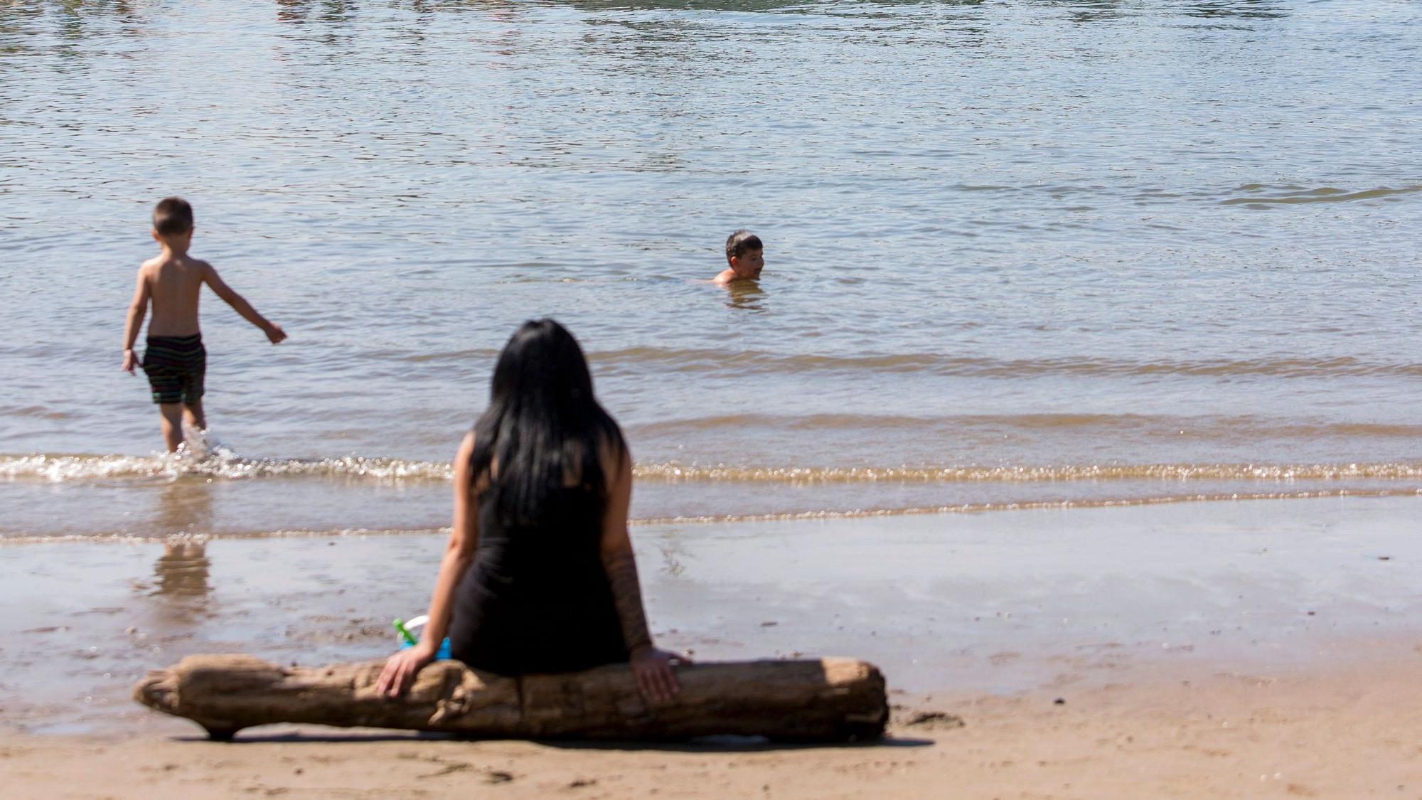 Der Strand an der Groov. Dahinter fährt die Fähre Krokolino. (Archivbild)