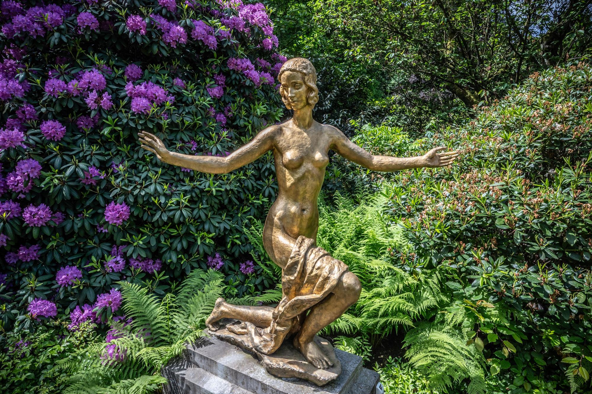 Skulptur "Die Auferstehende" (Goldelse) von Fritz Klimsch im Carl-Duisberg-Park am Flora-Tempel, Grabstätte von Johanne (Johanna) und Carl Duisberg im Carl Duisberg-Park, liegt in einem Eibenhain. Bild: Ralf Krieger