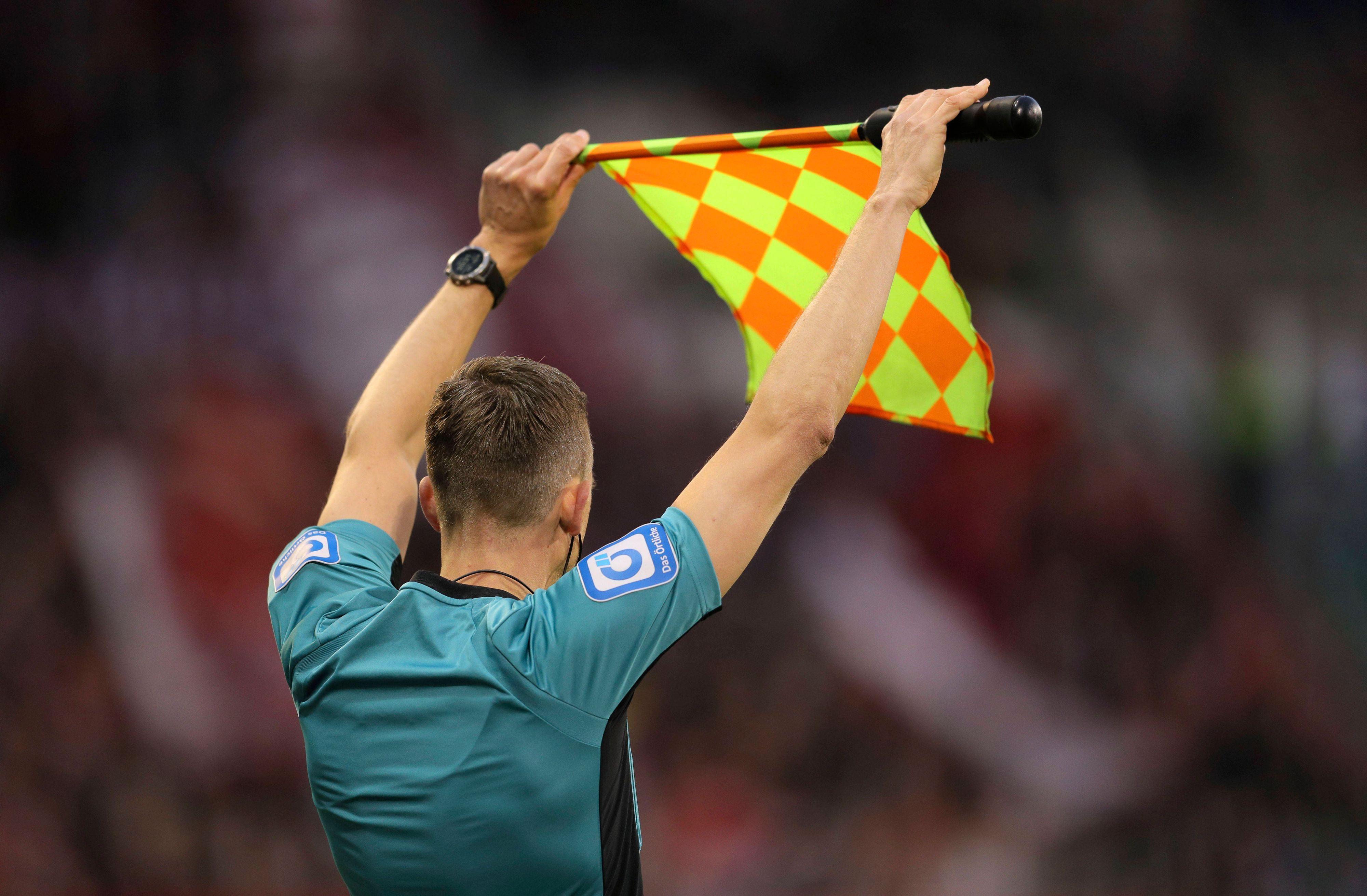 Symbolfoto : der Linienrichter Fussball 1. Bundesliga , 29. Spieltag am Soa. 11.04.2026 FC St. Pauli - FC Bayern München *** Symbol photo of the linesmen Soccer 1 Bundesliga , 29 Matchday on Soa 11 04 2026 FC St Pauli FC Bayern München