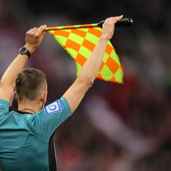 Symbolfoto : der Linienrichter Fussball 1. Bundesliga , 29. Spieltag am Soa. 11.04.2026 FC St. Pauli - FC Bayern München *** Symbol photo of the linesmen Soccer 1 Bundesliga , 29 Matchday on Soa 11 04 2026 FC St Pauli FC Bayern München